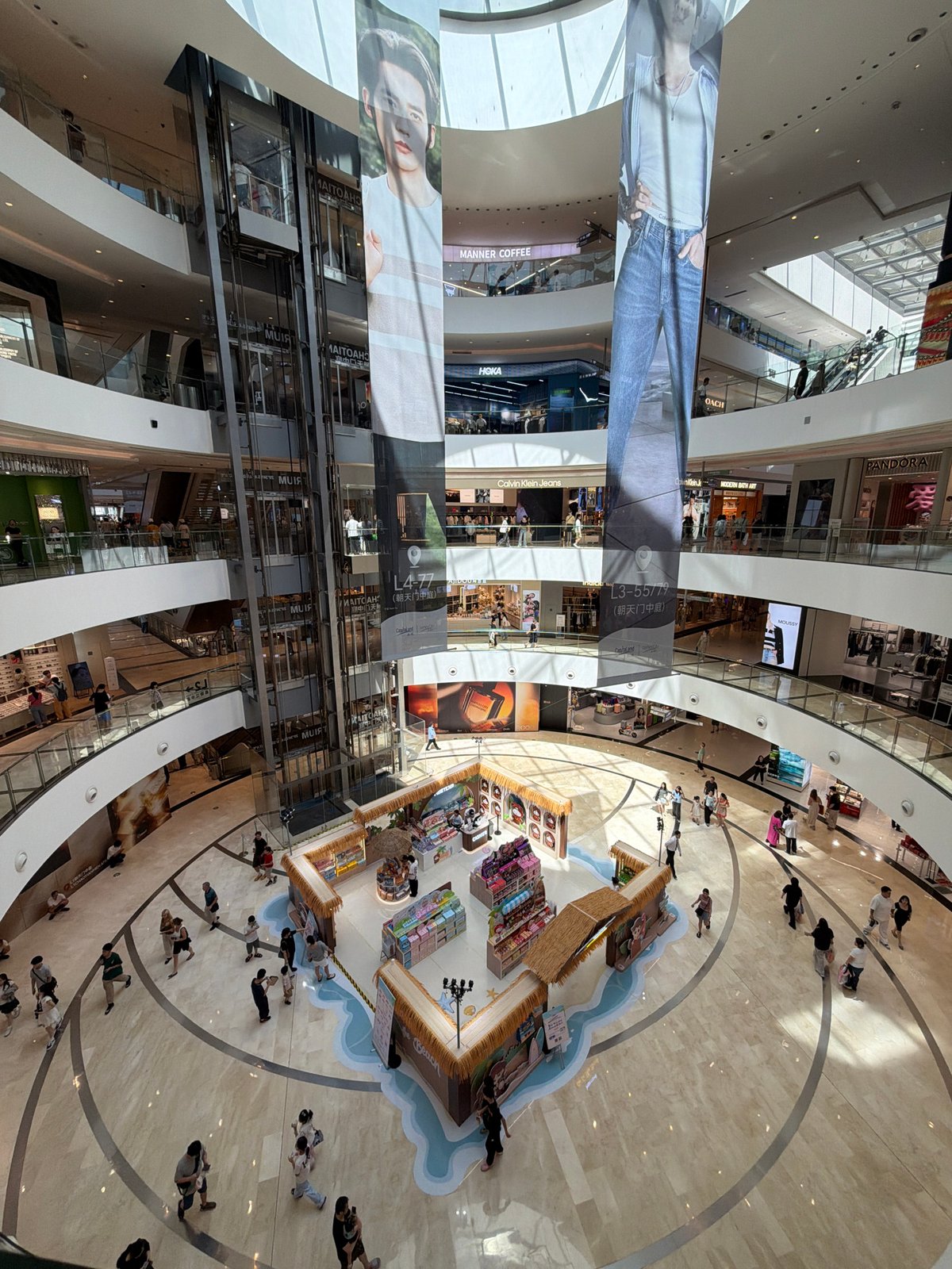 Sunday morning activity inside a Yuzhong District shopping mall