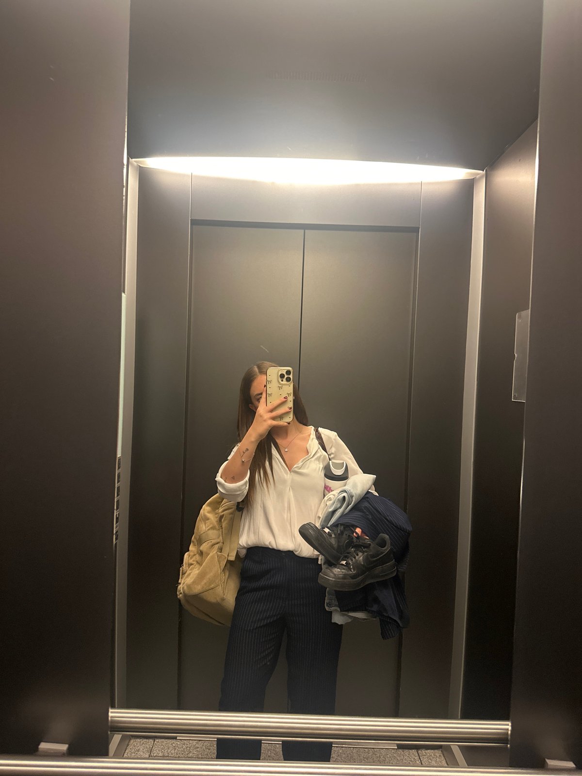 Woman takes elevator mirror selfies in Mexico early morning