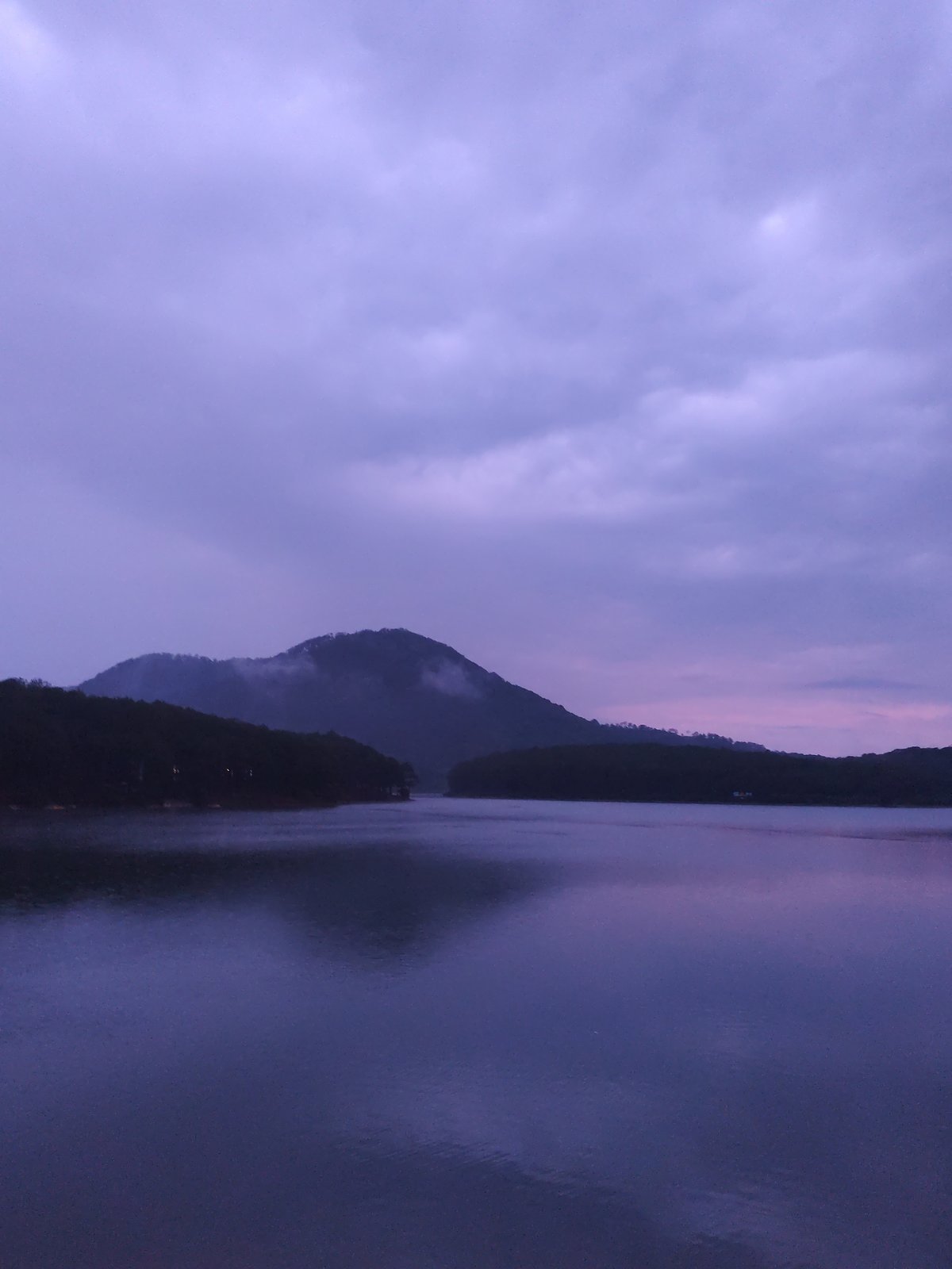 Twilight scenes documented at Da Lat lake amid misty mountains