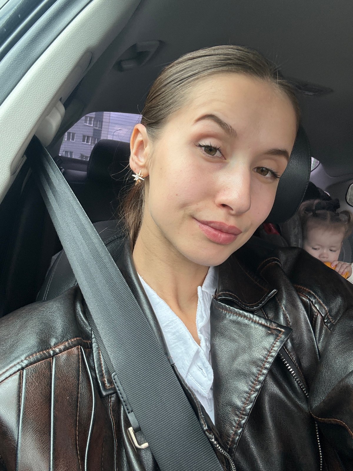 Woman documents early morning moment in Yekaterinburg with selfies