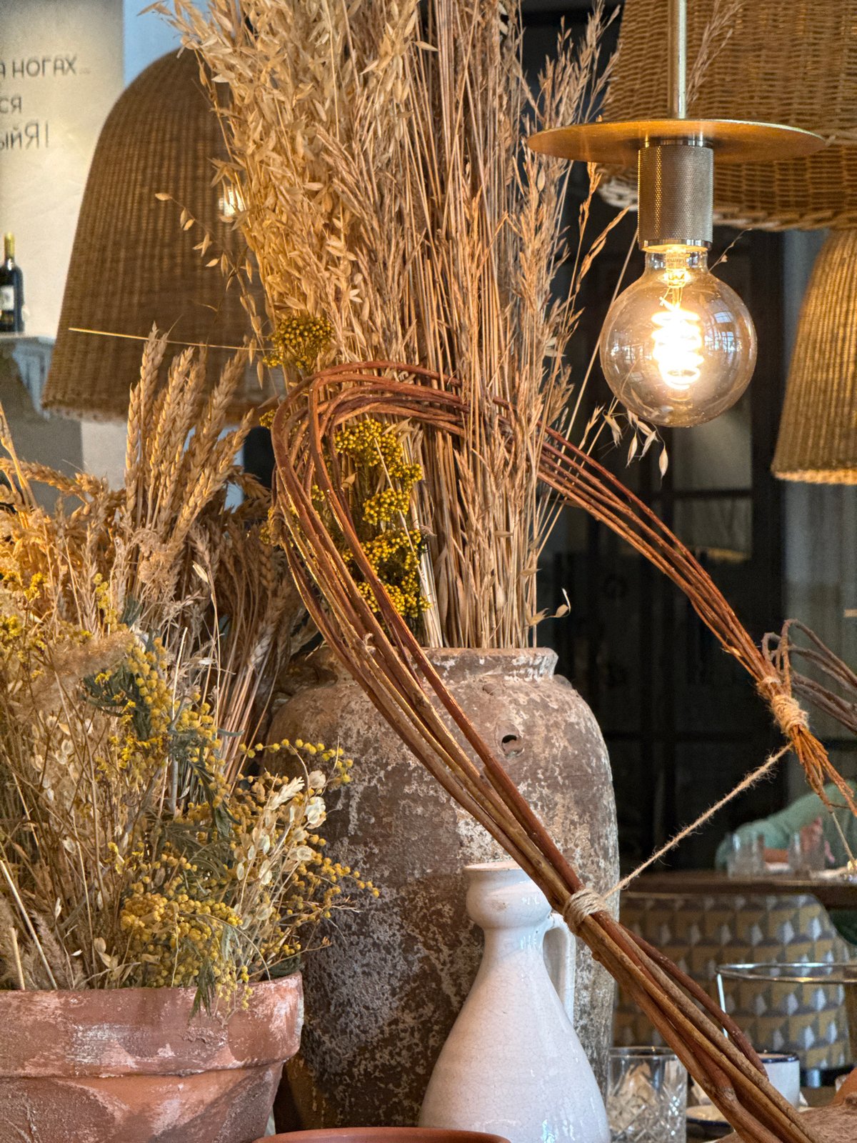 Decorative displays with natural elements spotted in Krasnoyarsk shops