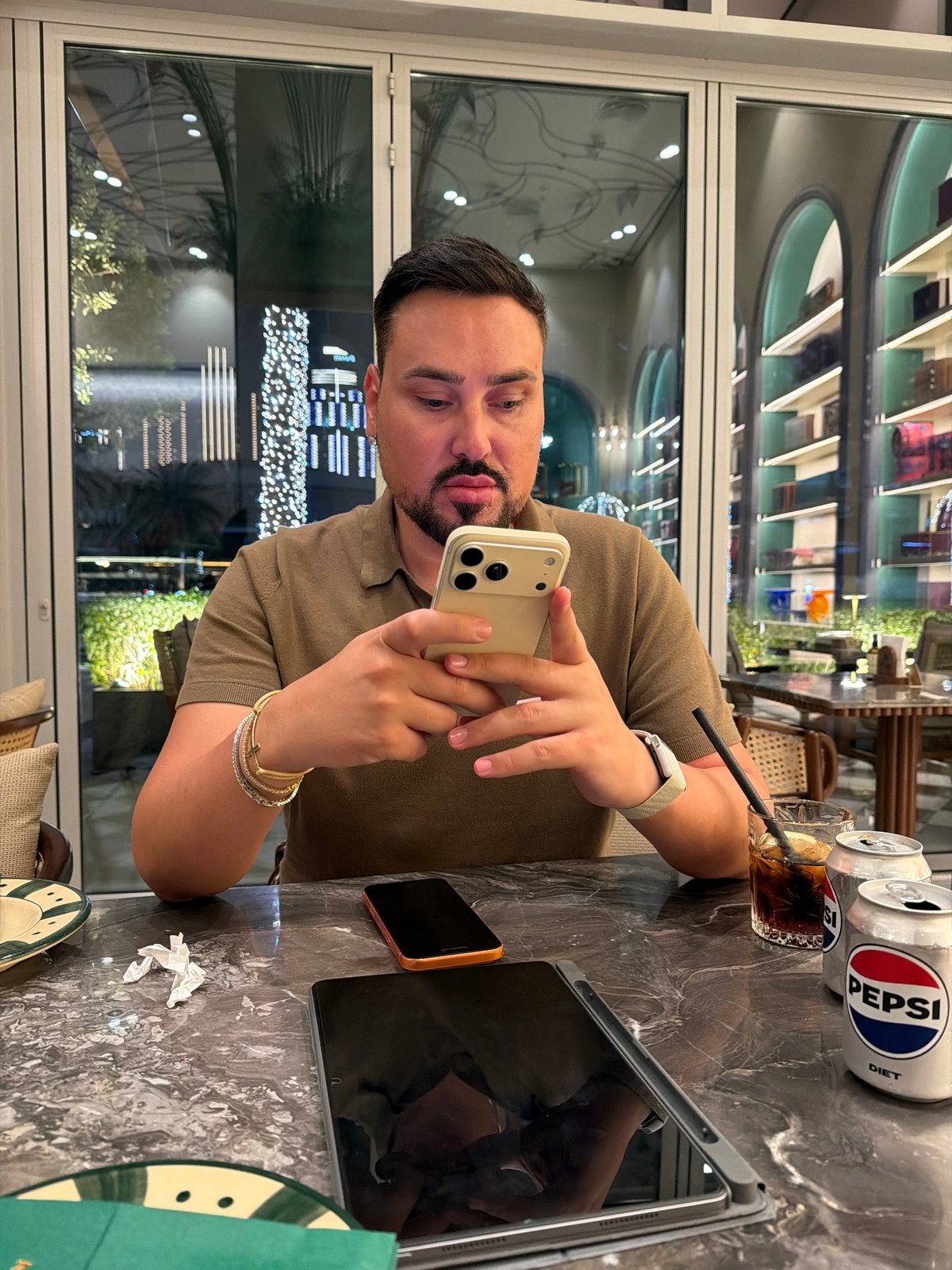 Man documents casual dining experience at upscale Dubai restaurant