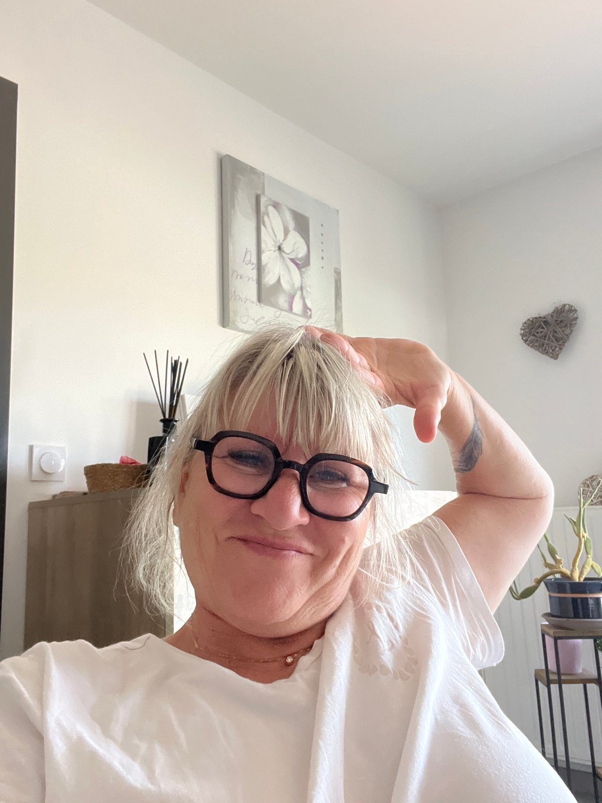 Indoor selfie session in Chambœuf with floral backdrop