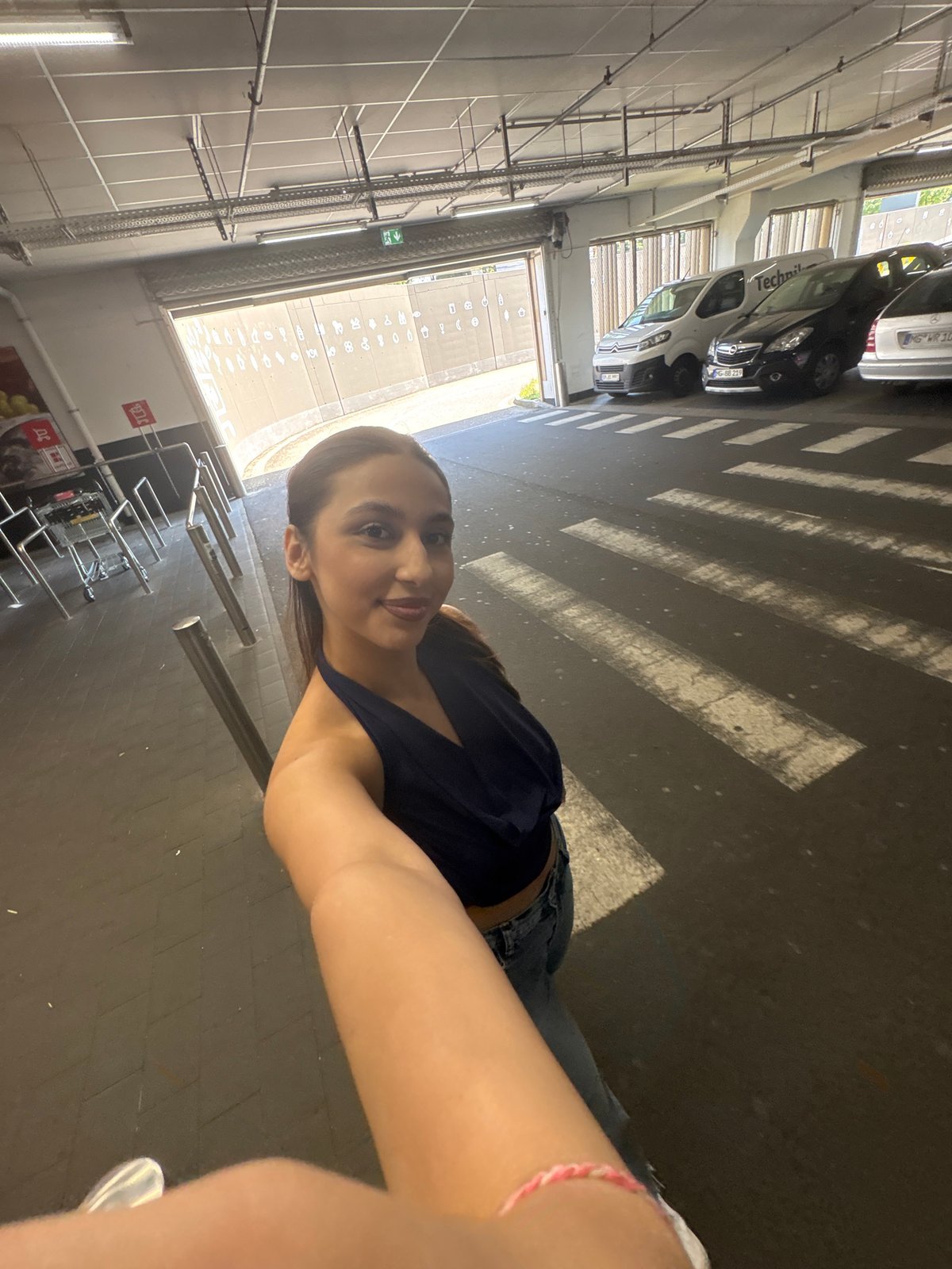 Woman documents shopping trip and daily moments in Mönchengladbach