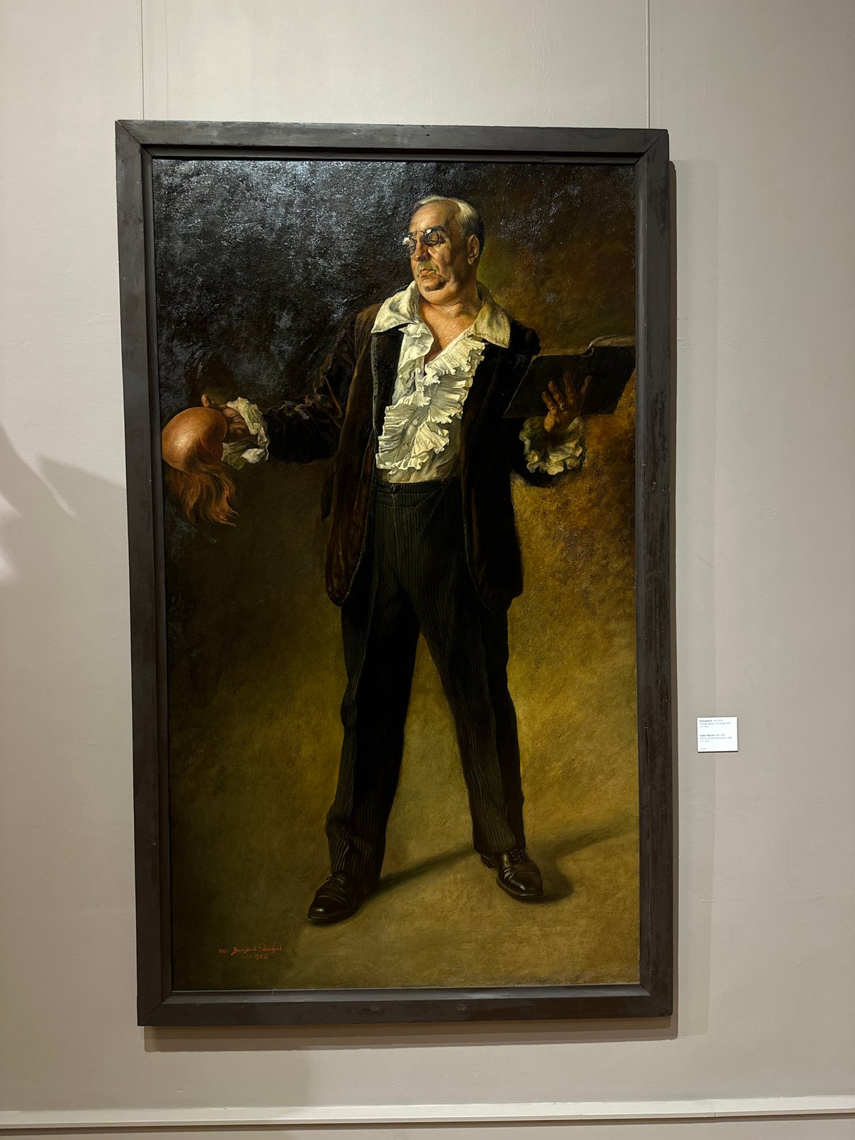 Art collection observed at unknown location during brief timespan