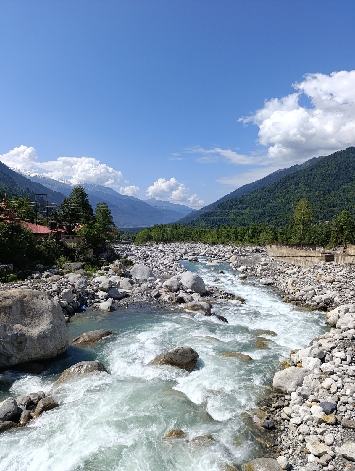 Mountain river scenes and local cafes in Barheta, India