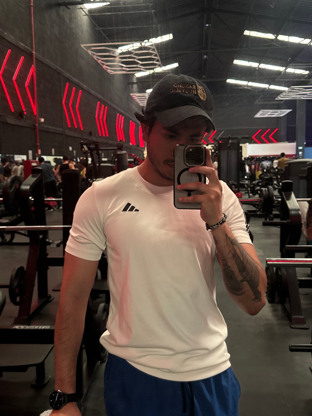 Man Takes Multiple Selfies at Puebla Gym