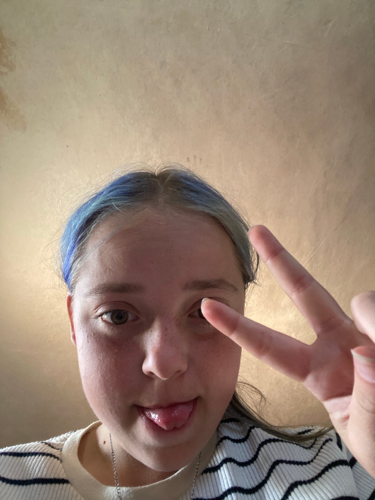 30-minute selfie session, blue-streaked hair, Nova Praha