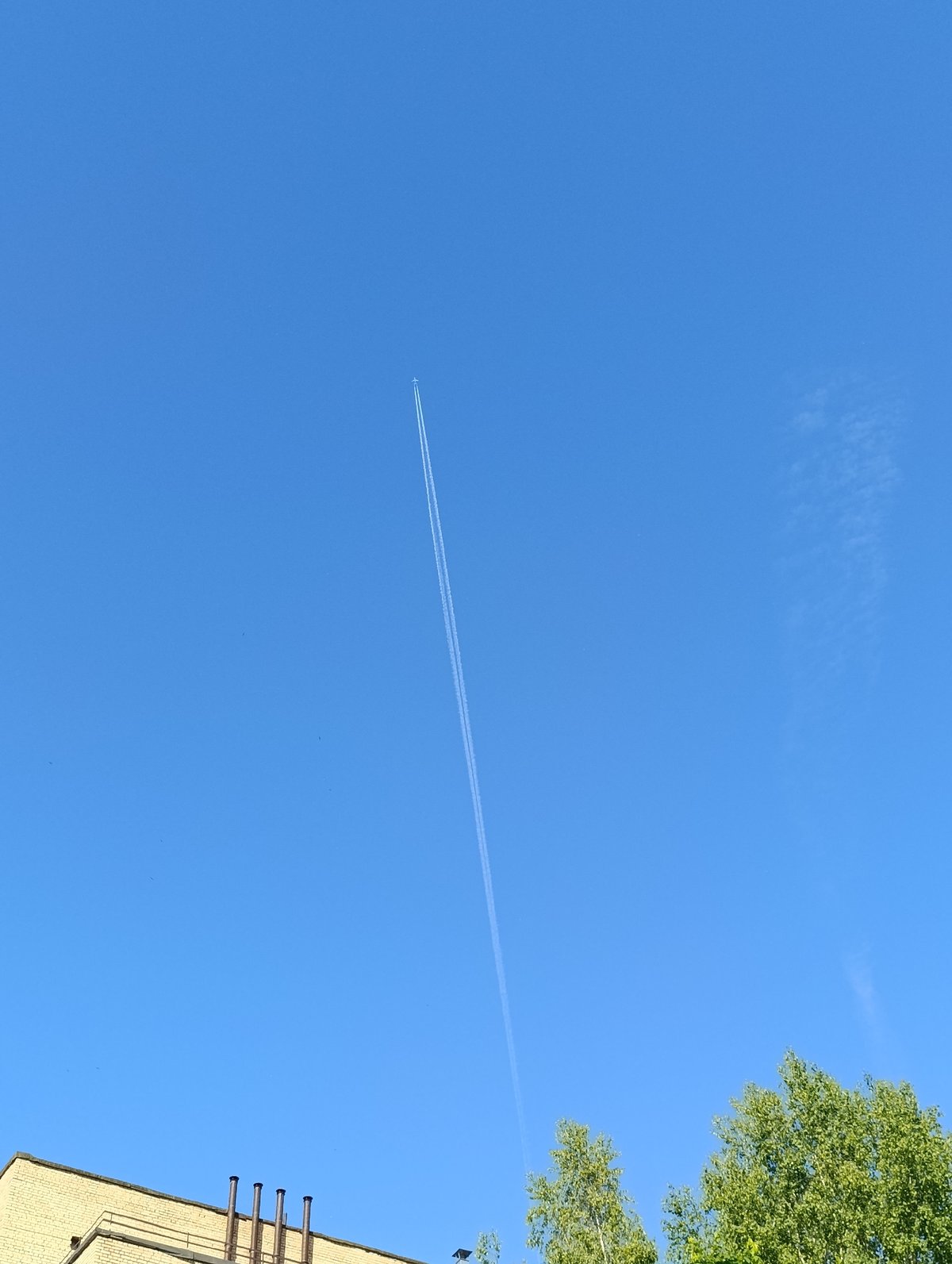 Morning moments: contrails, portraits, and everyday scenes captured