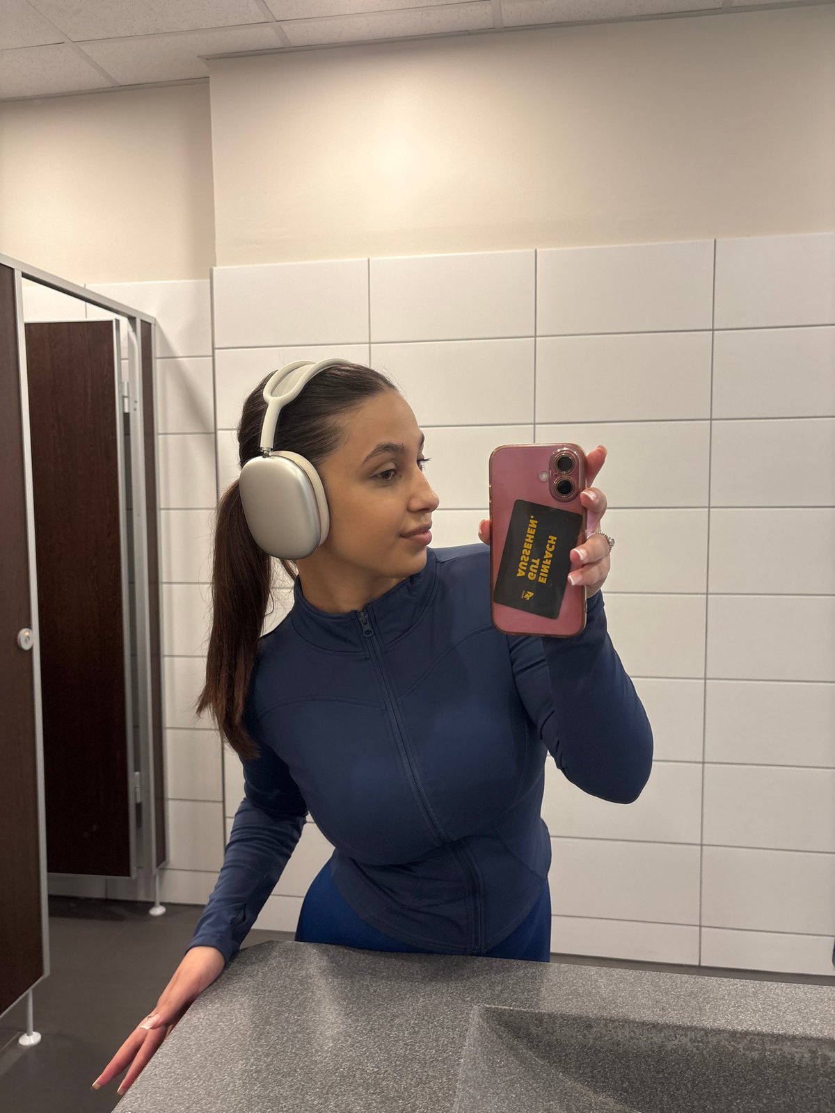 Woman documents workout session at Mönchengladbach gym