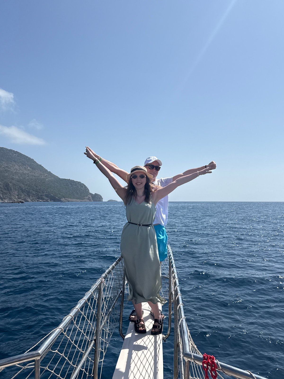 Couple recreates Titanic pose on boat off Turkish coast