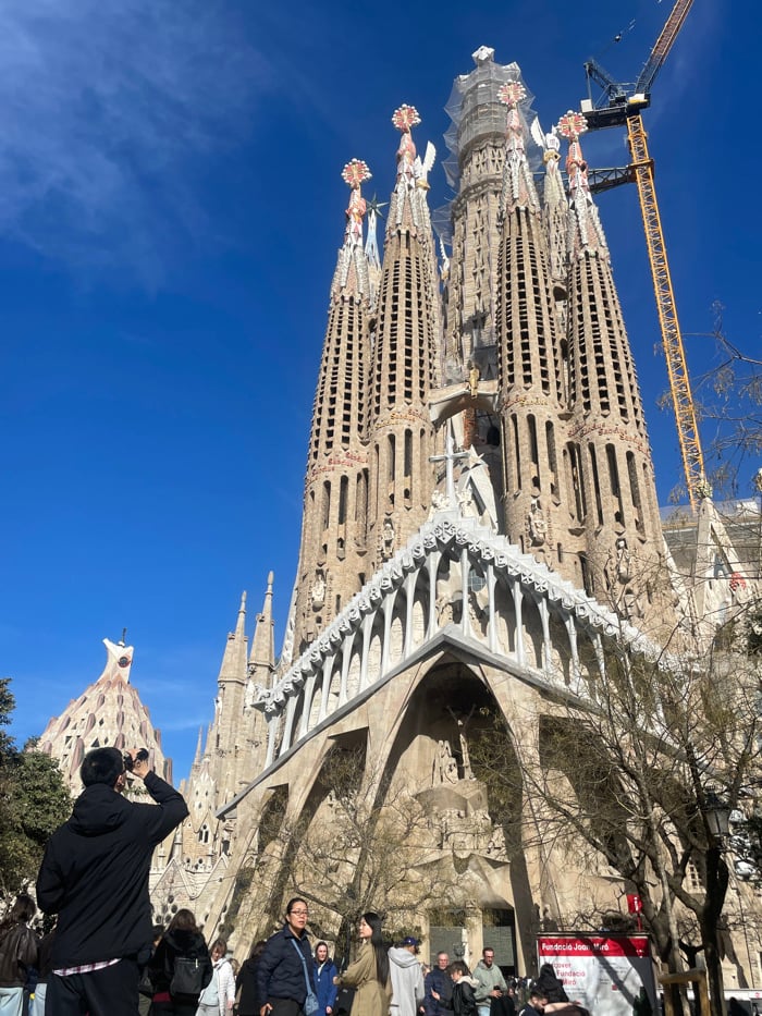 Tourist visits Barcelona's Sagrada Familia, sings on subway