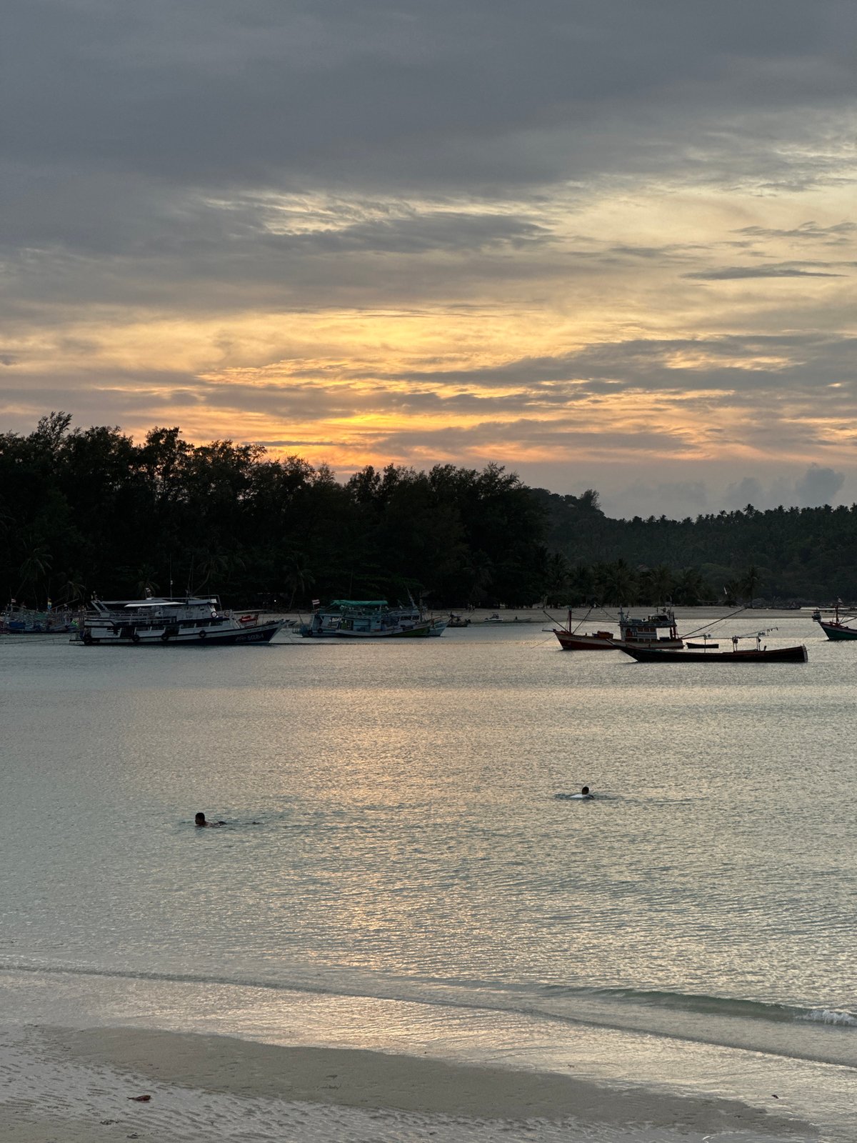 Witness documents pier scenes with young girl in Ko Phangan