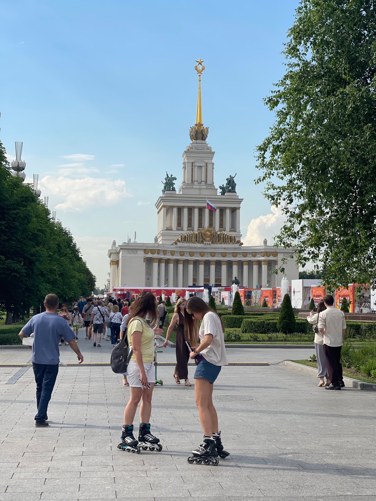 Russian park visitors, workers captured during midday activities