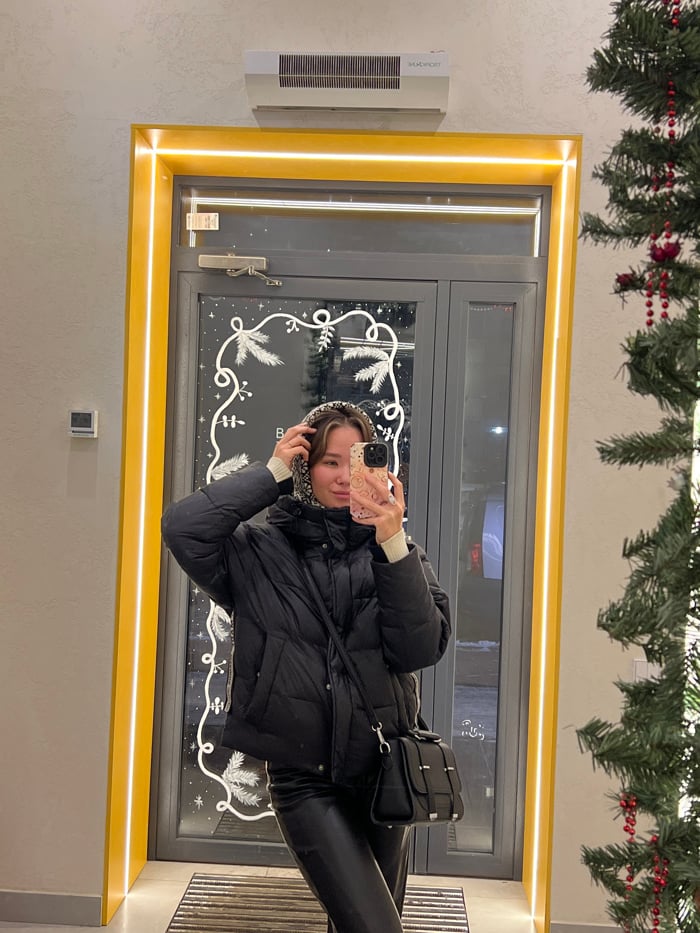 Woman documents cafe visit with selfies in Krasnoyarsk