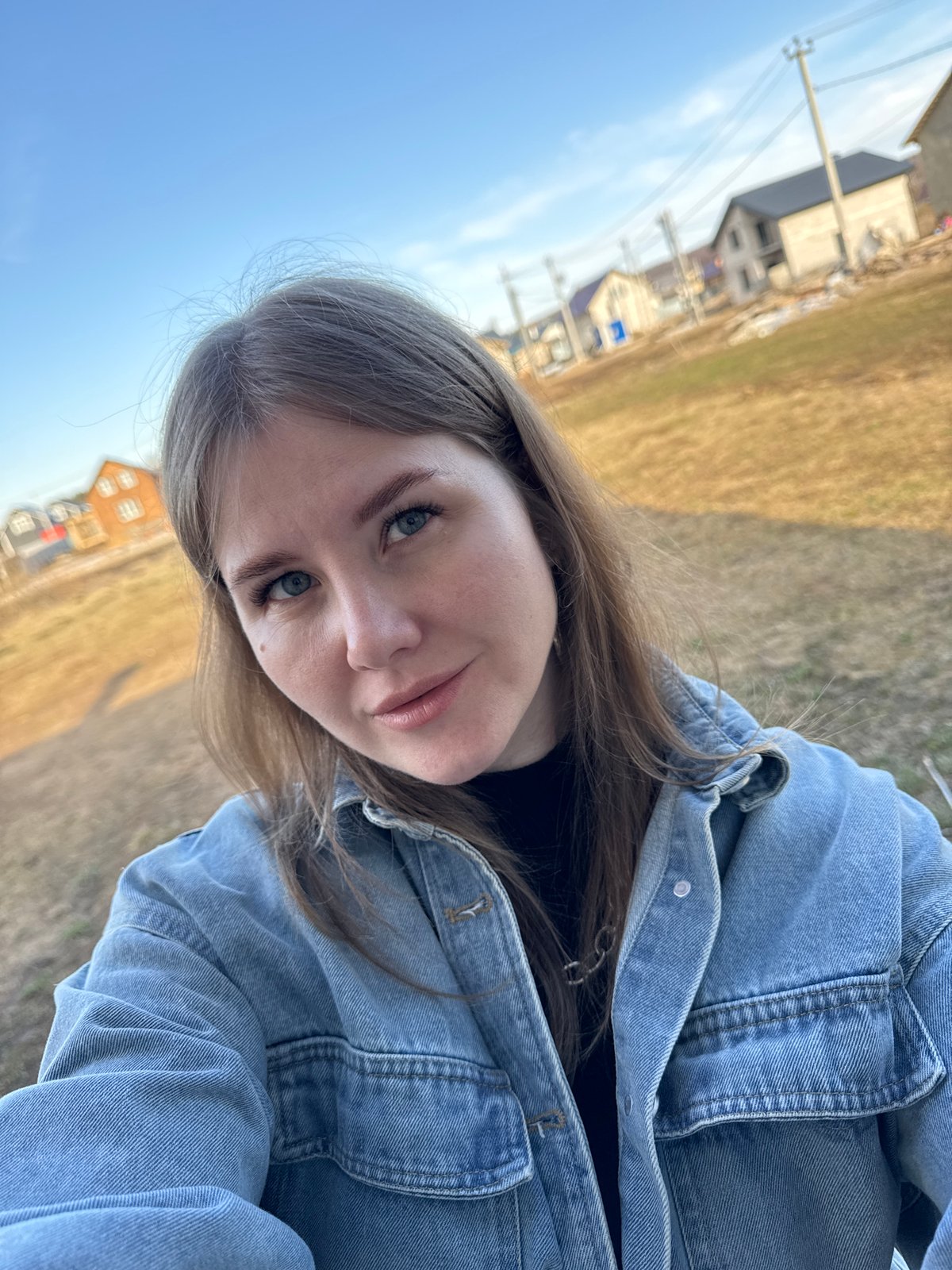 Woman in denim jacket spotted in rural Russian community