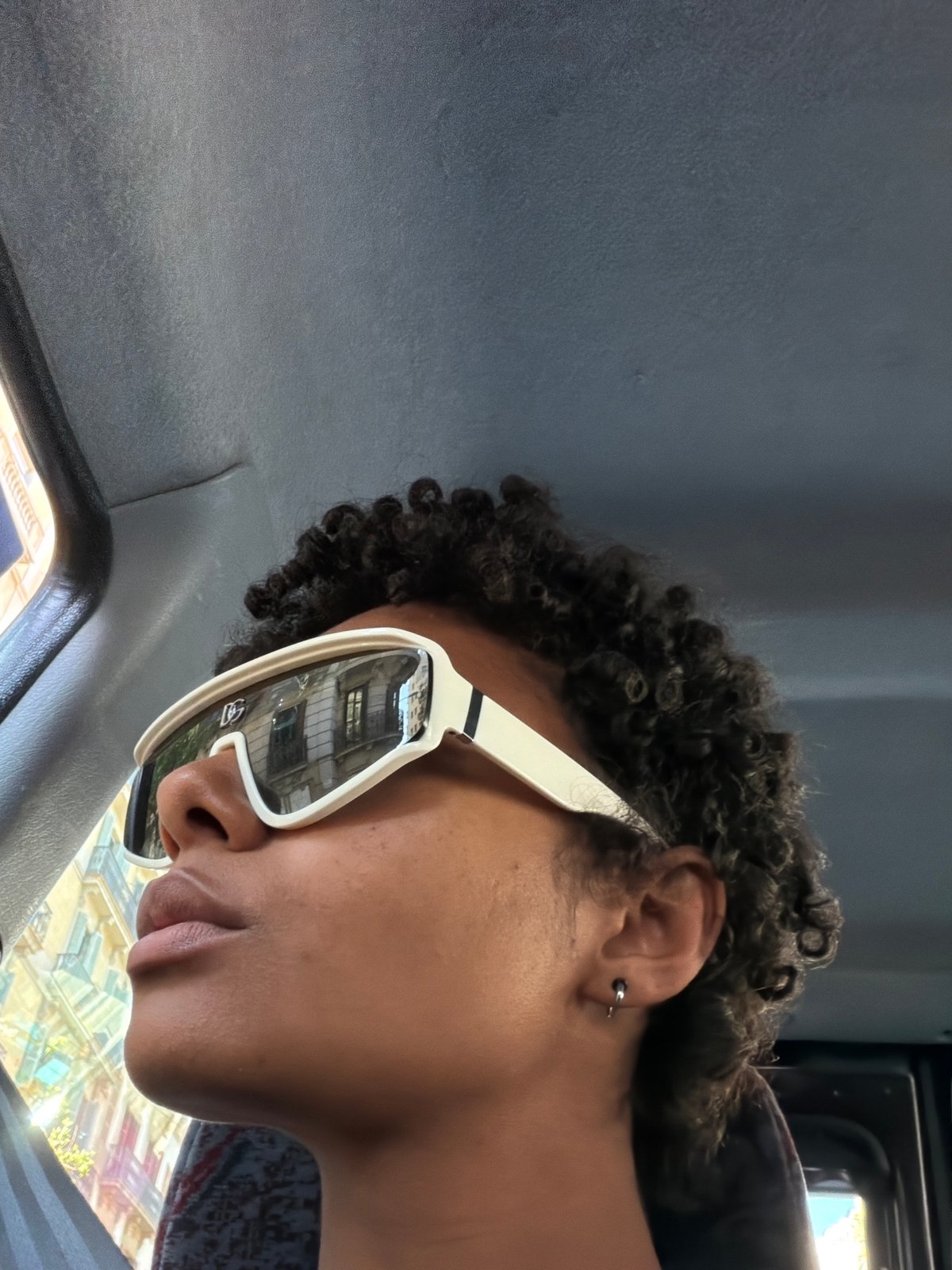 Person in white sunglasses spotted in Barcelona vehicle