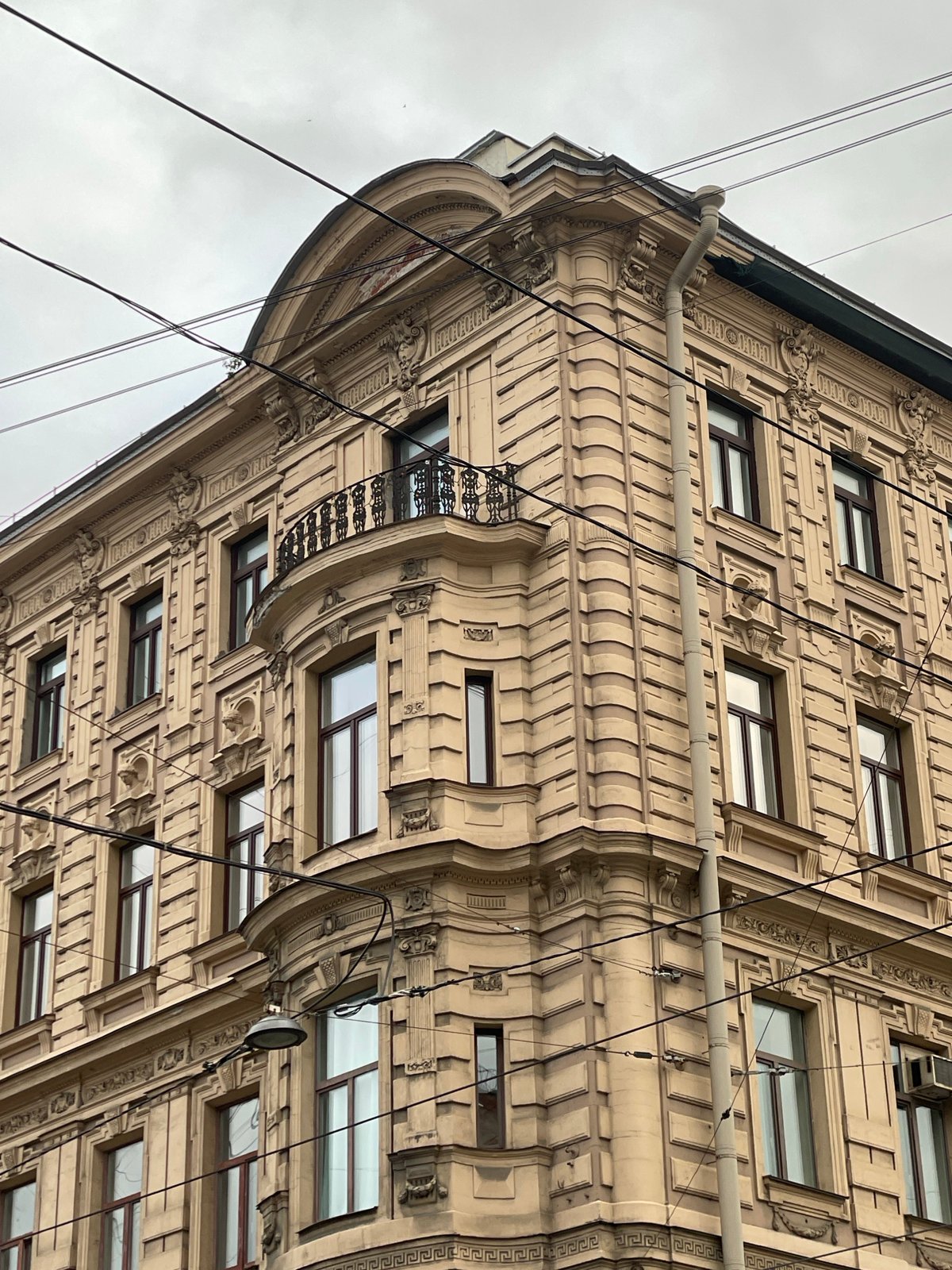 Witness Documents Saint Petersburg's Historic Architecture During Evening Walk