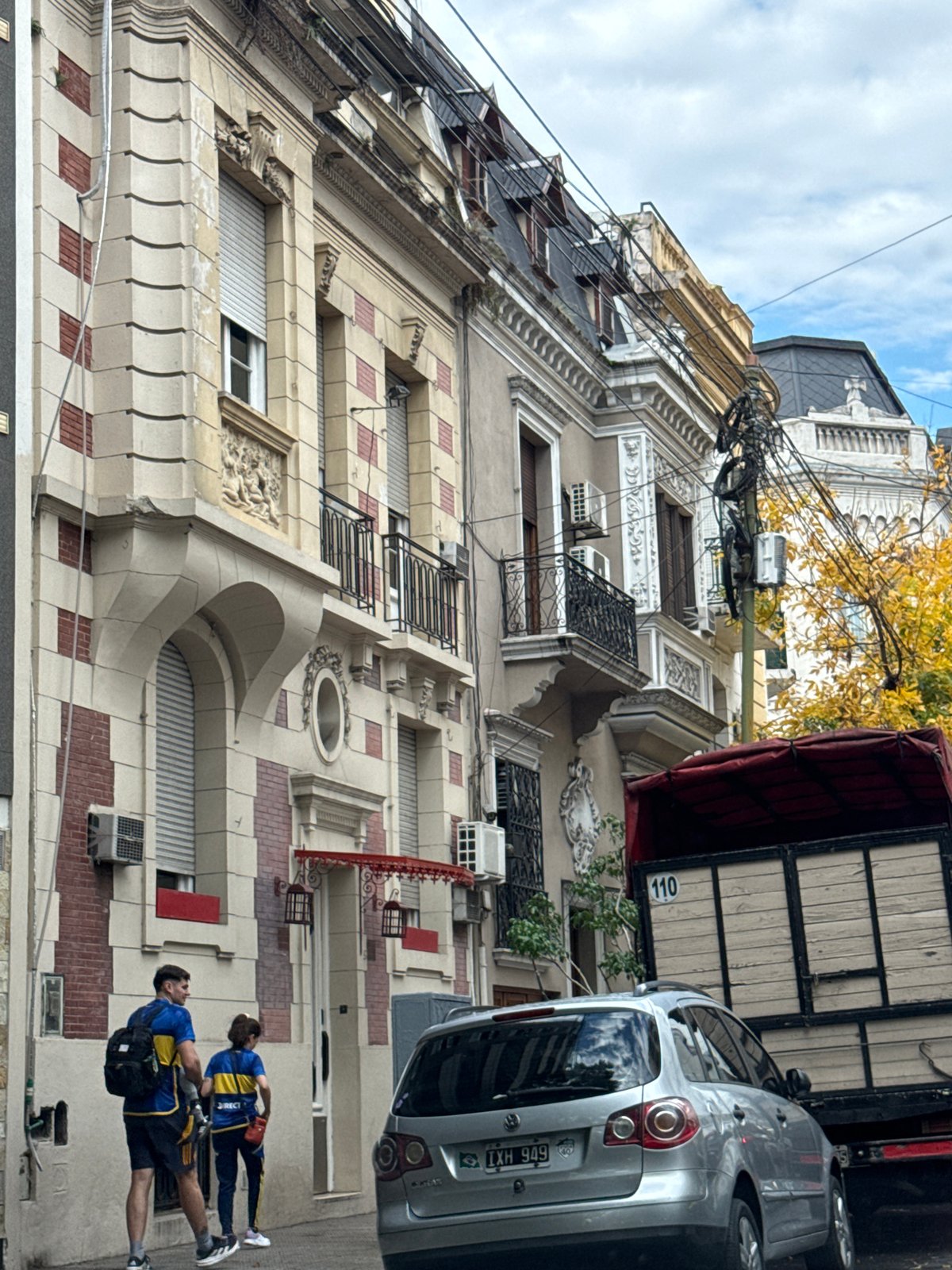 Autumn evening street life documented across central Buenos Aires