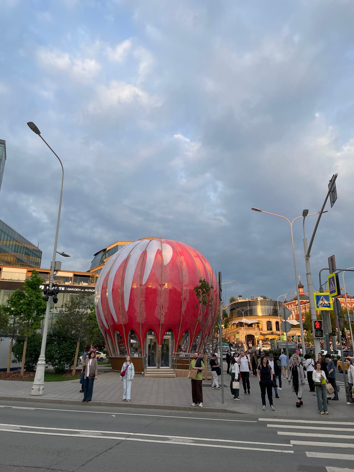 Unusual red balloon-like building spotted in Moscow public area