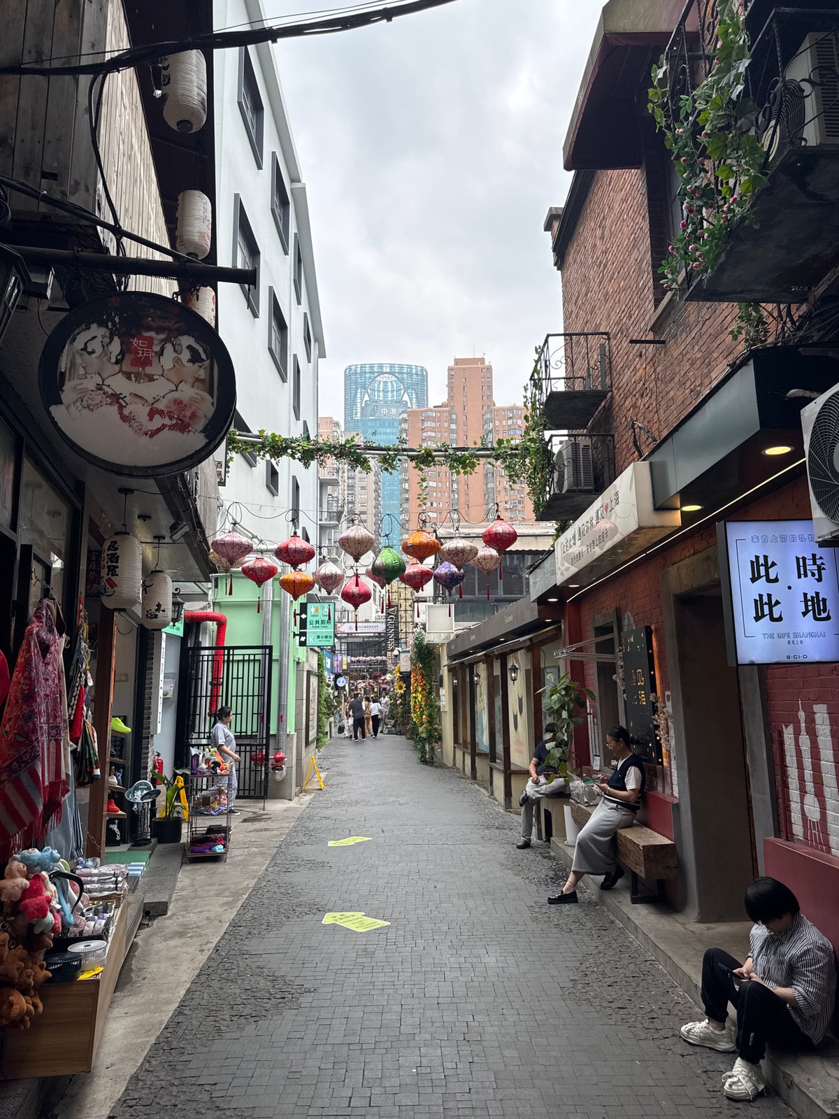 Early morning scenes from Shanghai alleyways and craft displays