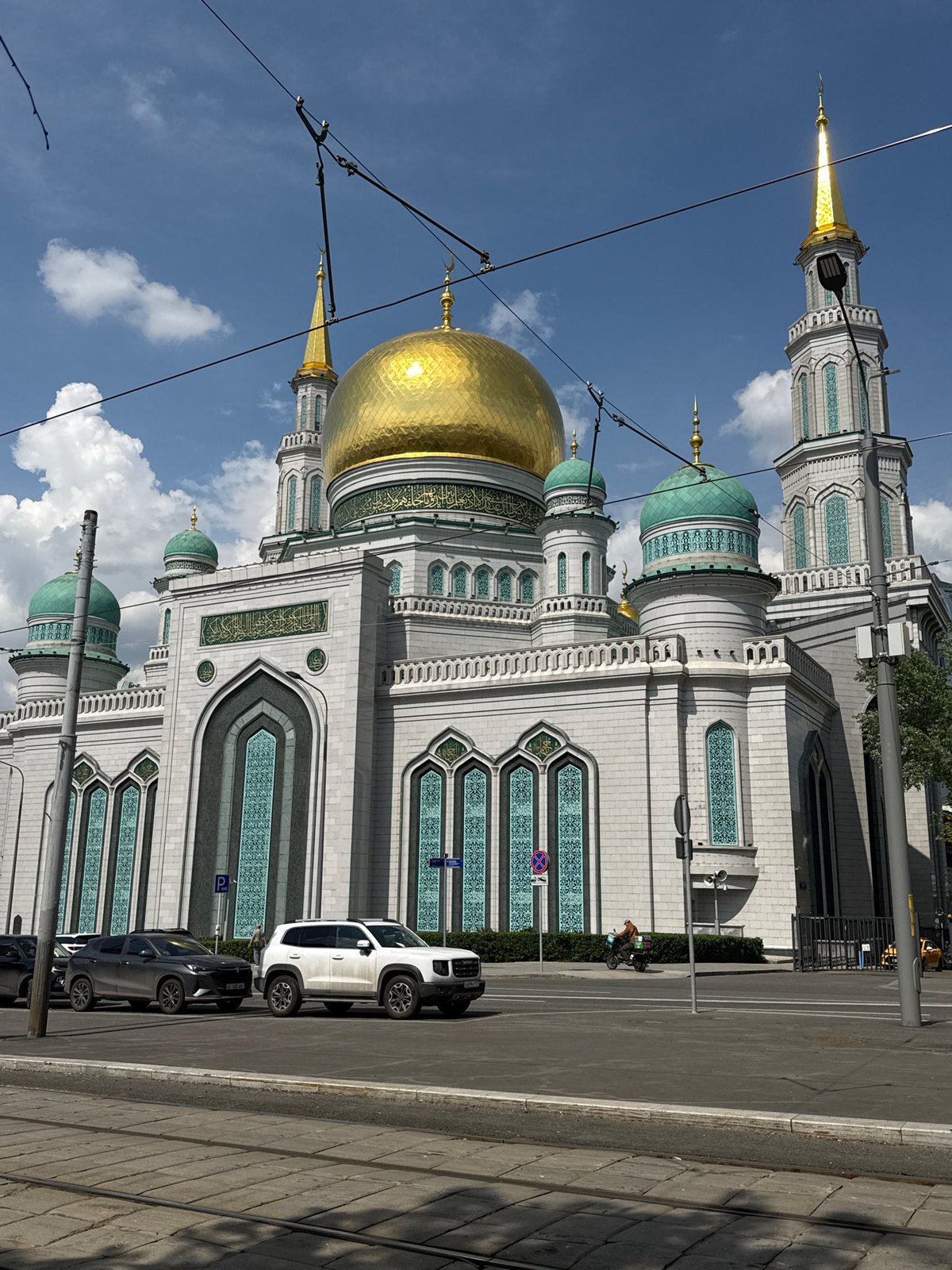 Moscow Cathedral Mosque photographed from street level on sunny day
