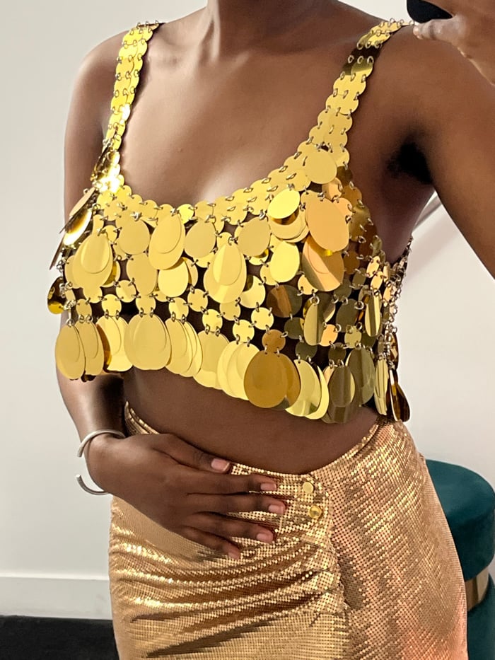 Person spotted in elaborate gold sequined outfit in Serris