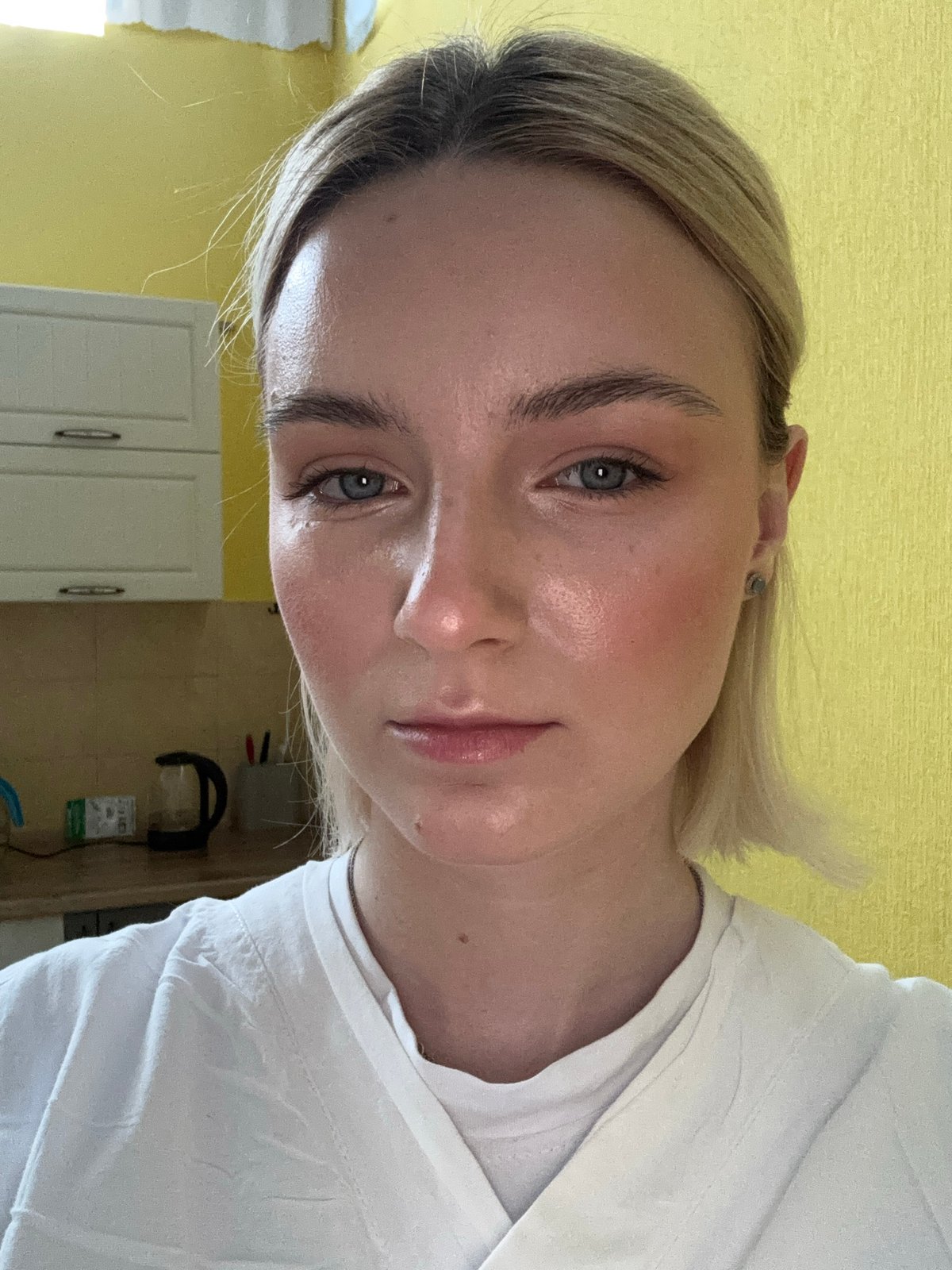 Woman photographed multiple times in Saint Petersburg early morning