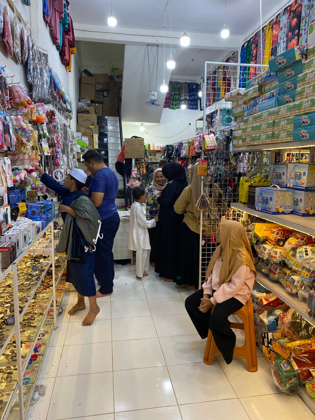 Browsing a packed mixed-goods market in Lamteumen Barat