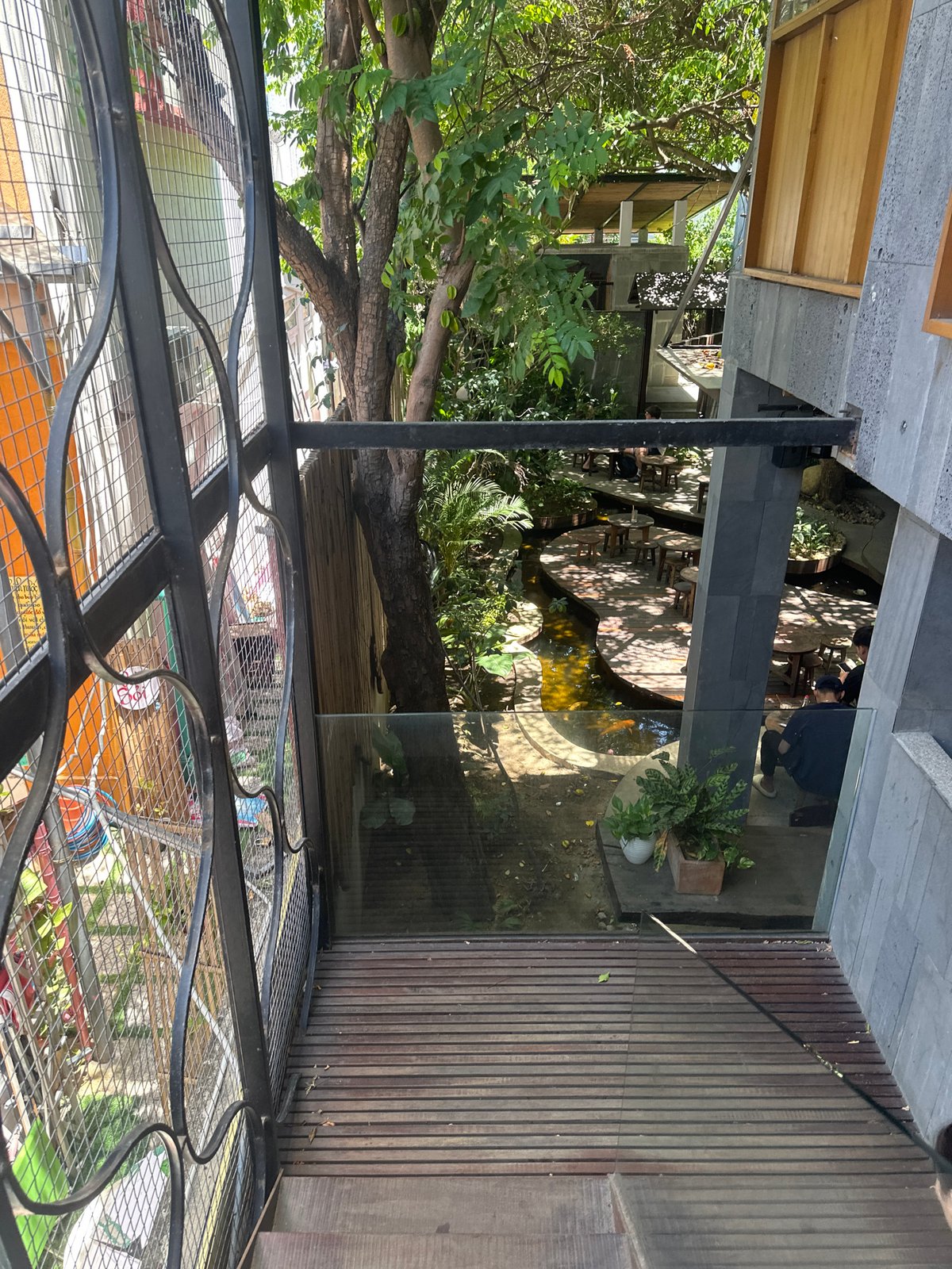 Koi pond café in Đà Nẵng, Vietnam