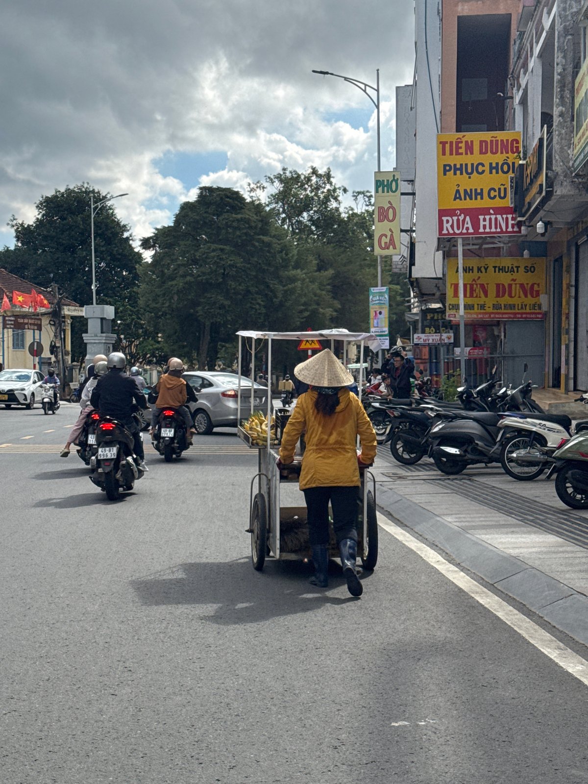 Busy intersections and street vendors in central Da Lat