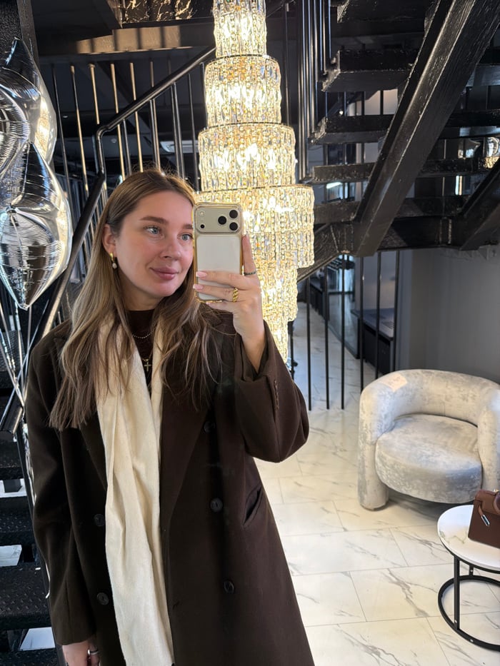 Woman documents upscale Moscow salon visit through mirror selfies