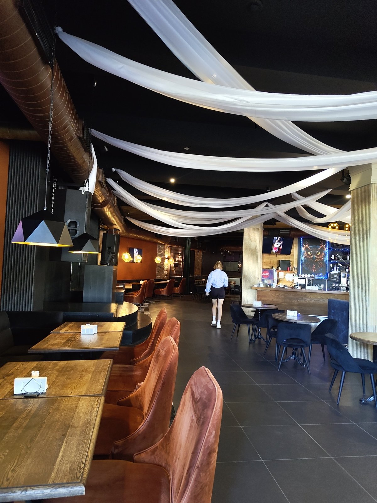 Street scenes and restaurant interiors across an afternoon in Zhukovsky