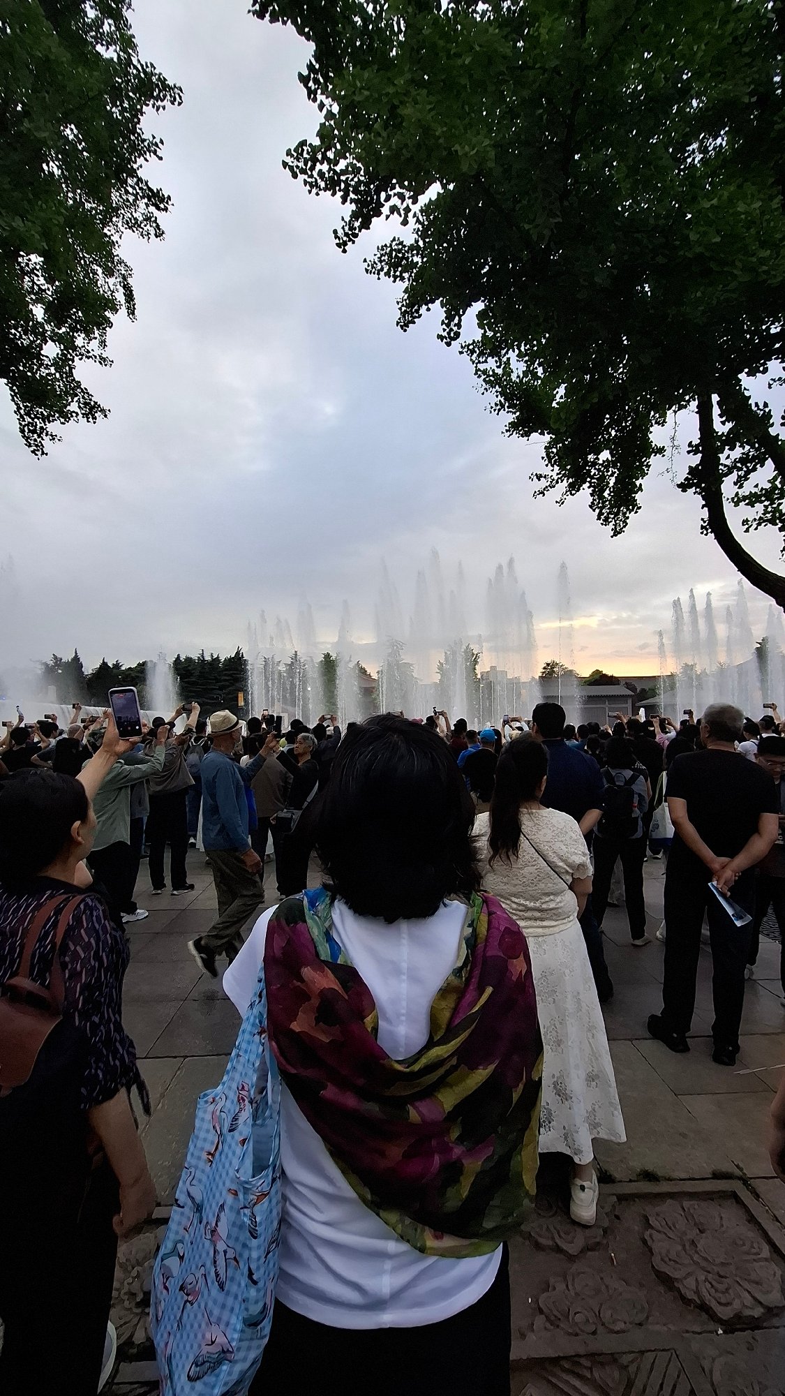 Crowd gathers to photograph water fountain display in Yanta District