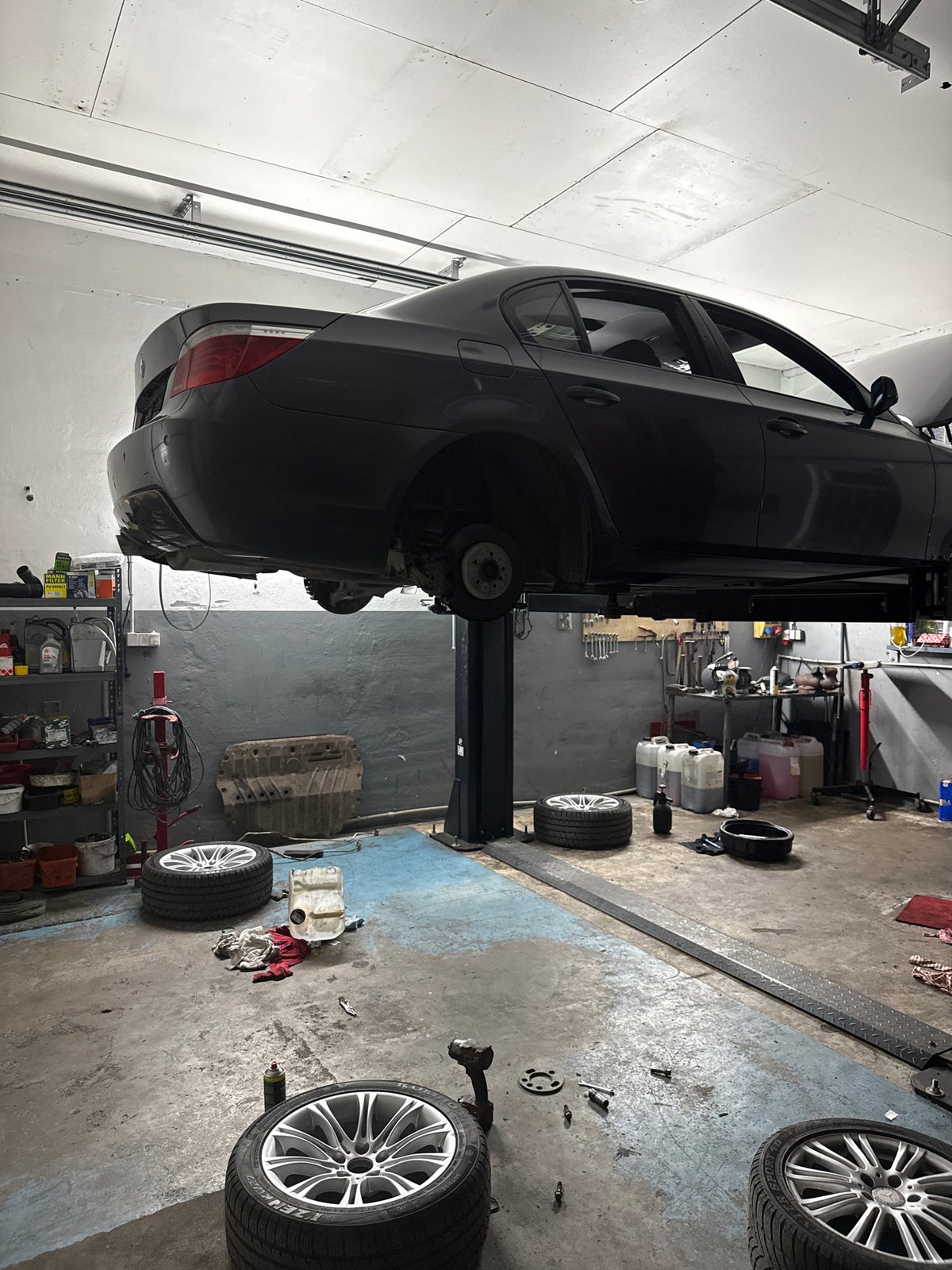 Multi-angle look at a car service in a Čelákovice garage