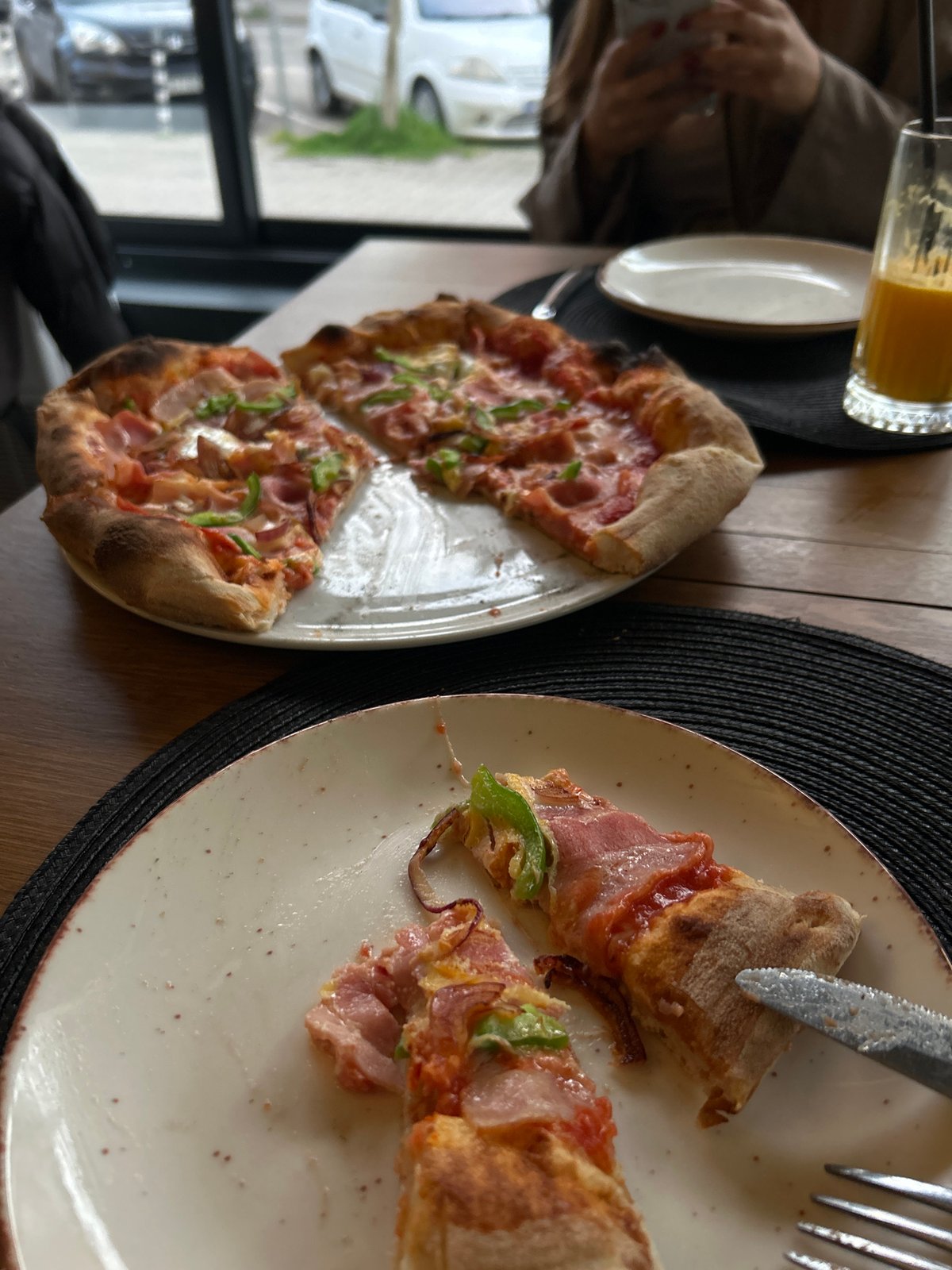 Pizza meal documented over 44 minutes in Sofia restaurant