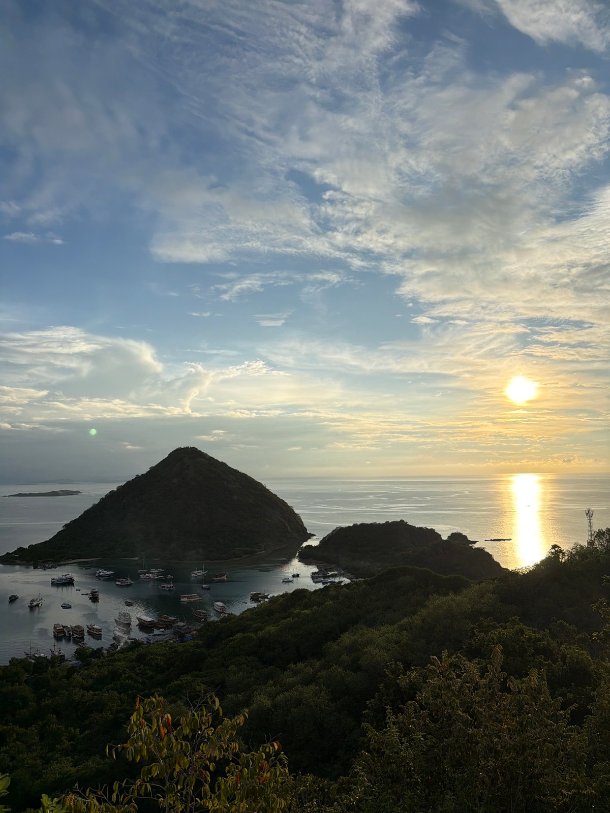 Tourist captures scenic Labuan Bajo landscapes and selfies