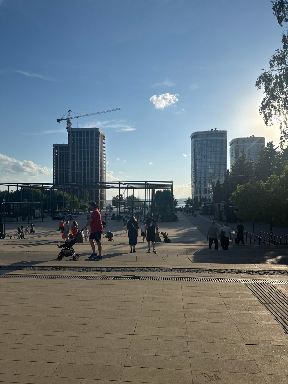 Street performers draw crowds to Izhevsk public square