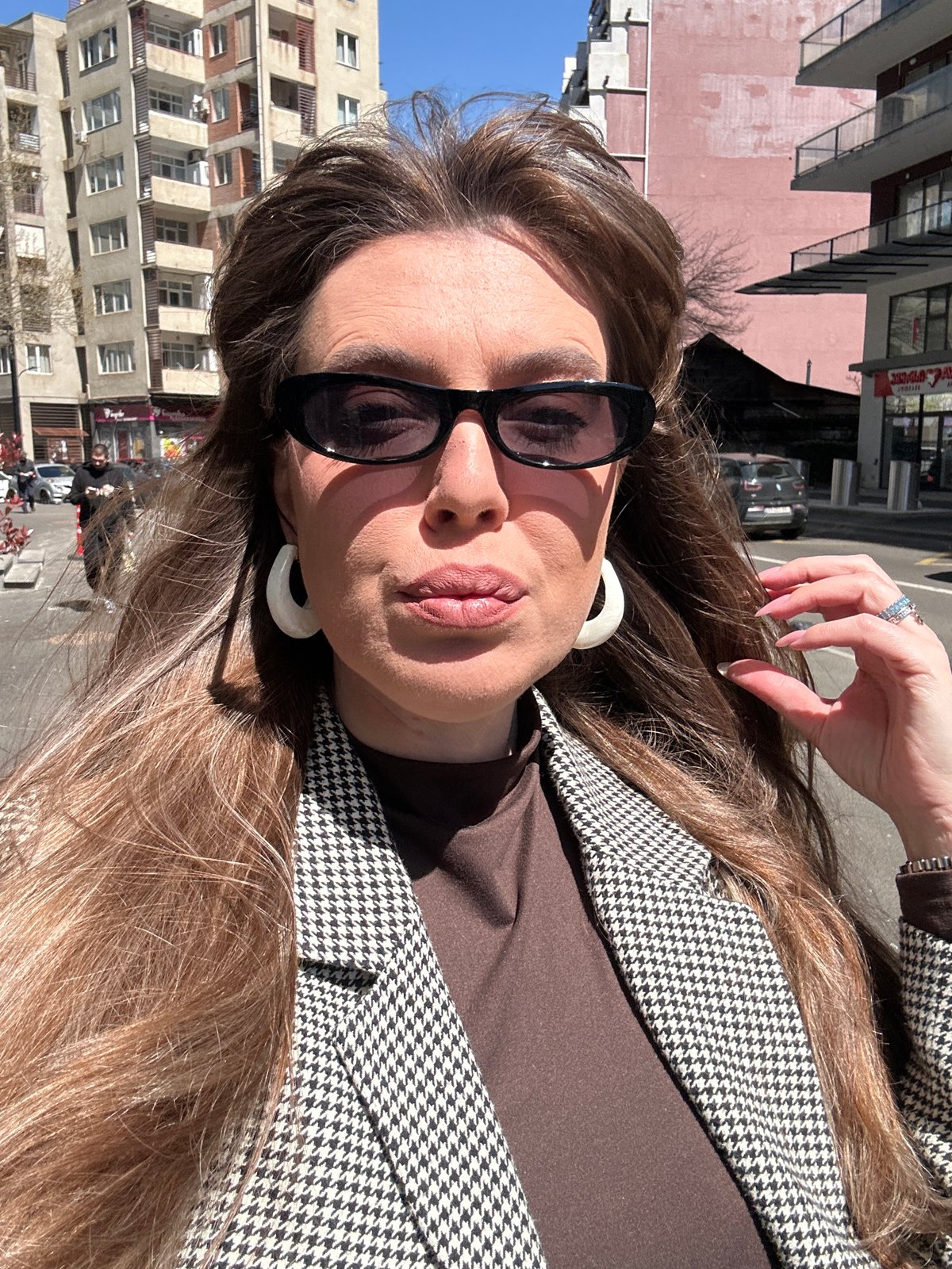 Woman takes elevator selfies in Tbilisi