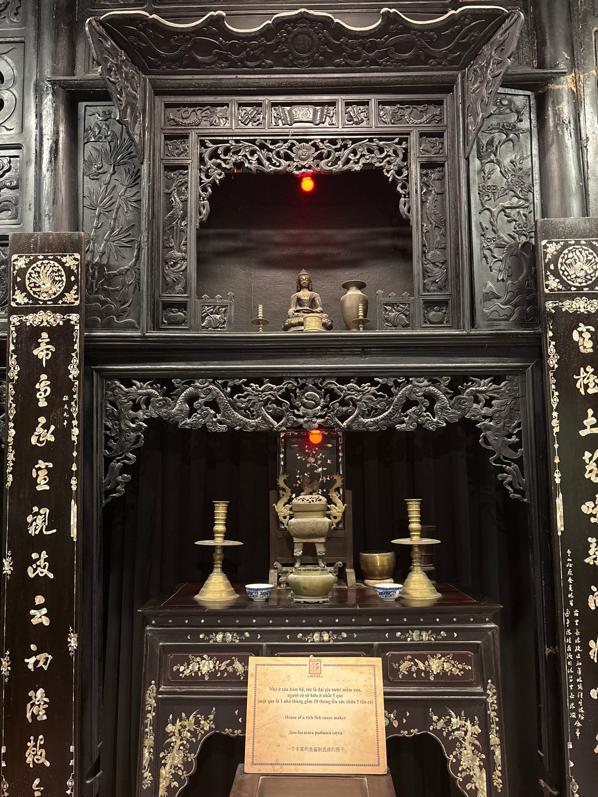 Temple artifacts, folk decor, and market goods in Phú Thủy