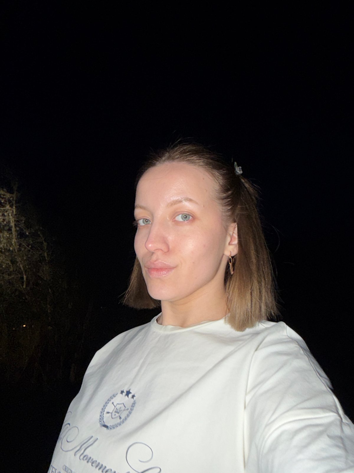Woman documents evening stroll through Reshetnikovo with child in tow