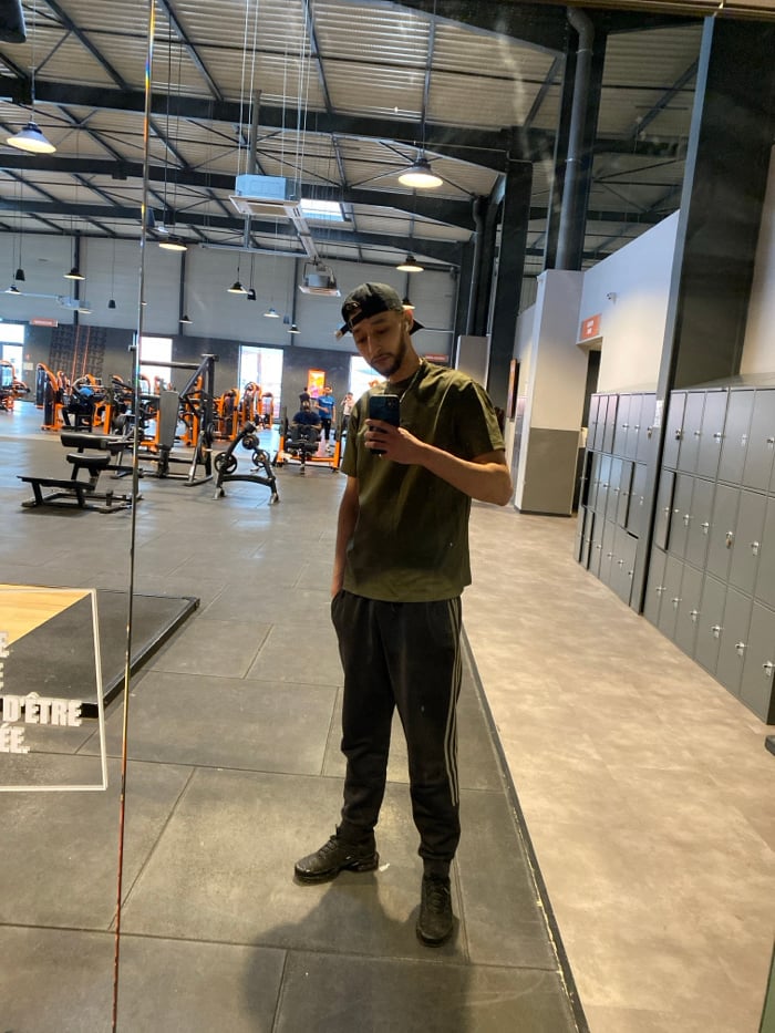 Gym workout session documented in selfies at Hœnheim facility