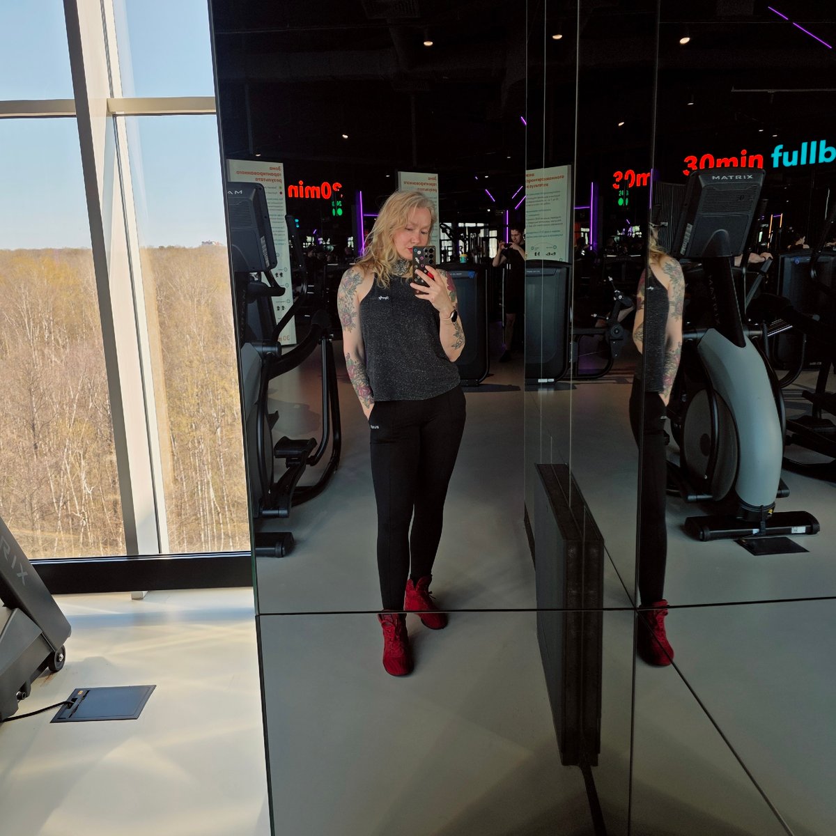 Woman documents workout session at Saint Petersburg gym