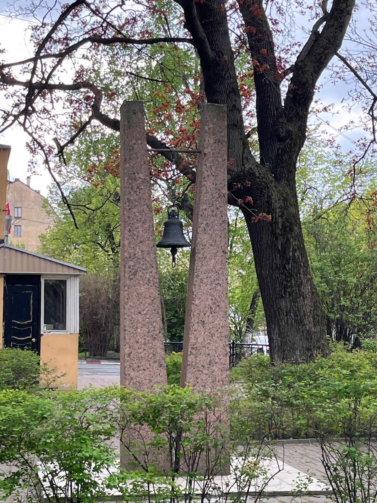 Bell monument observed in Saint Petersburg