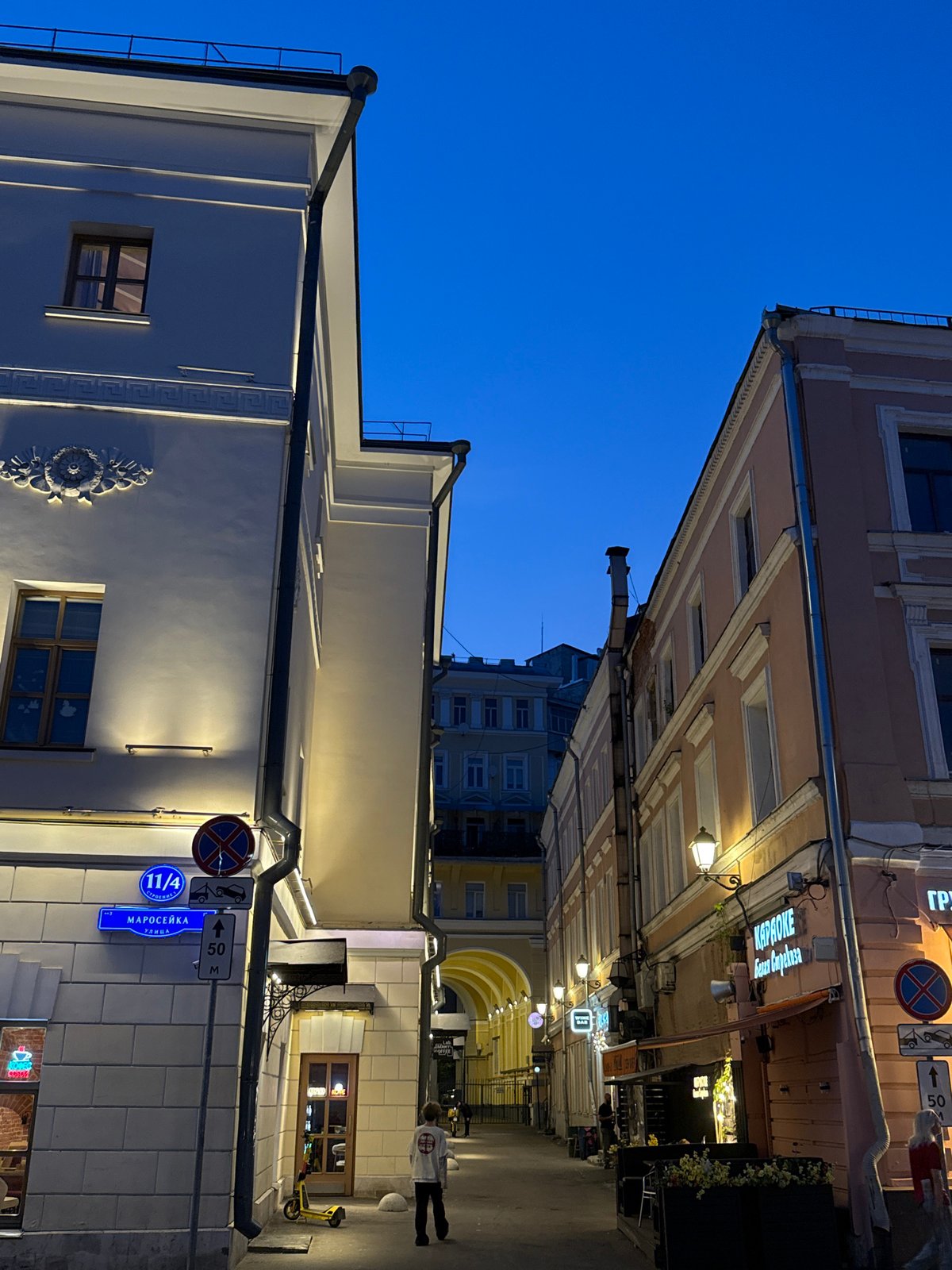 Evening stroll through Moscow captures architecture, taxis, neon signs