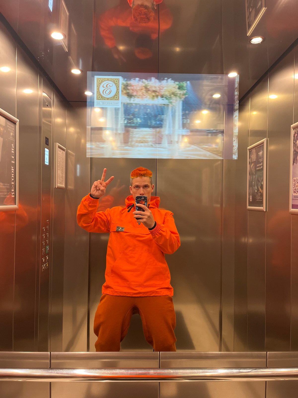Man makes peace sign in Moscow elevator while holding phone