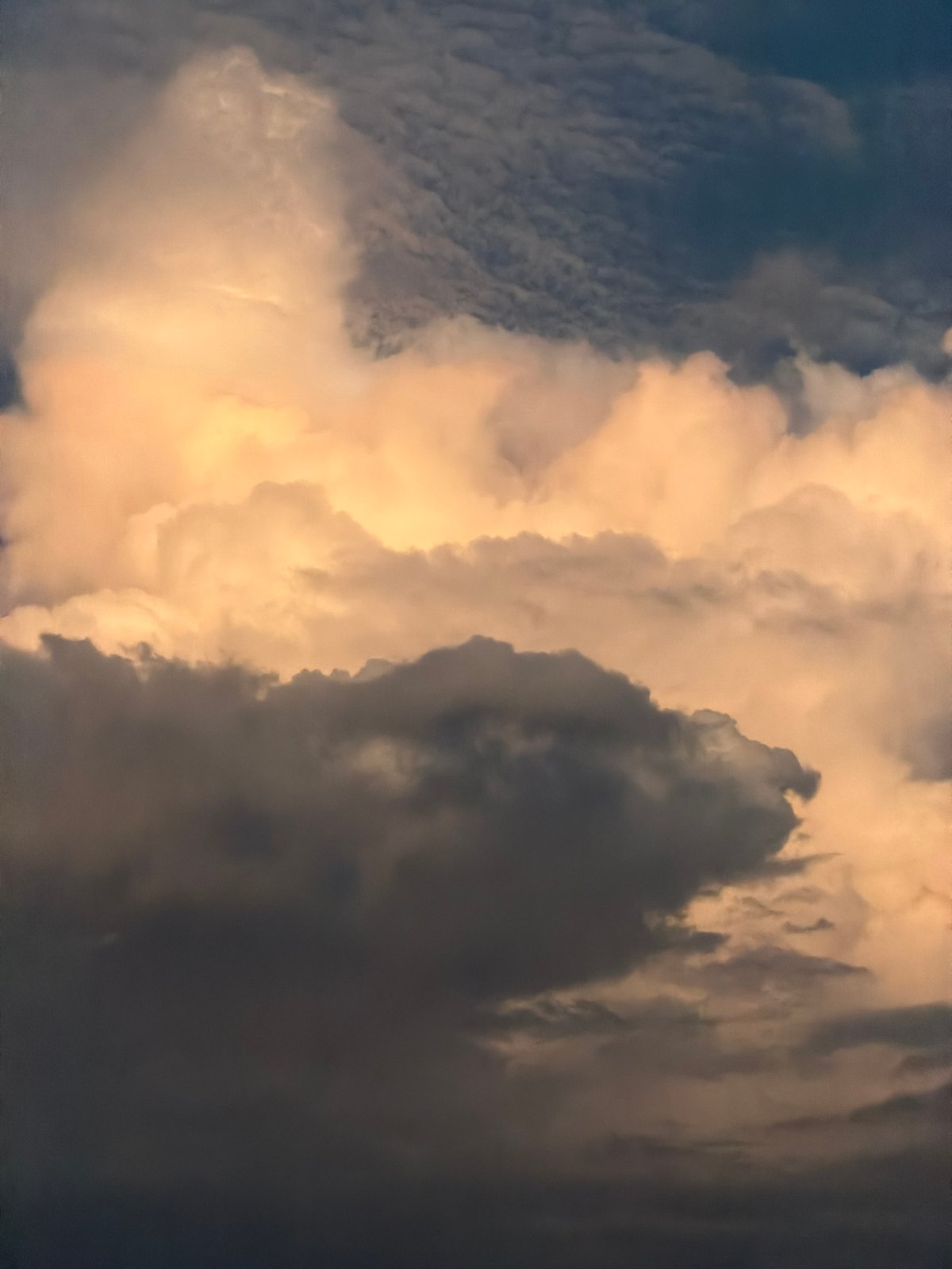 Evening sky and street scenes documented in Mengwi
