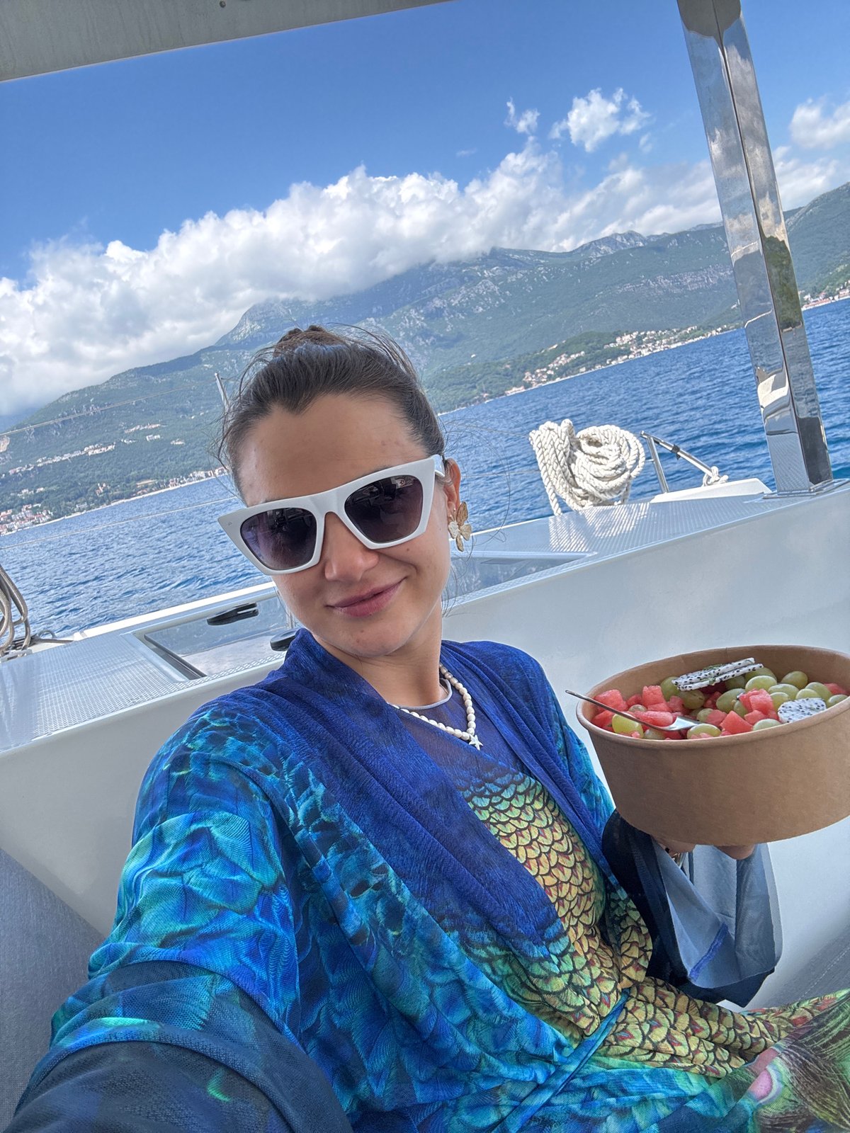 Boat tour captures scenic Luštica coastline and shipwreck