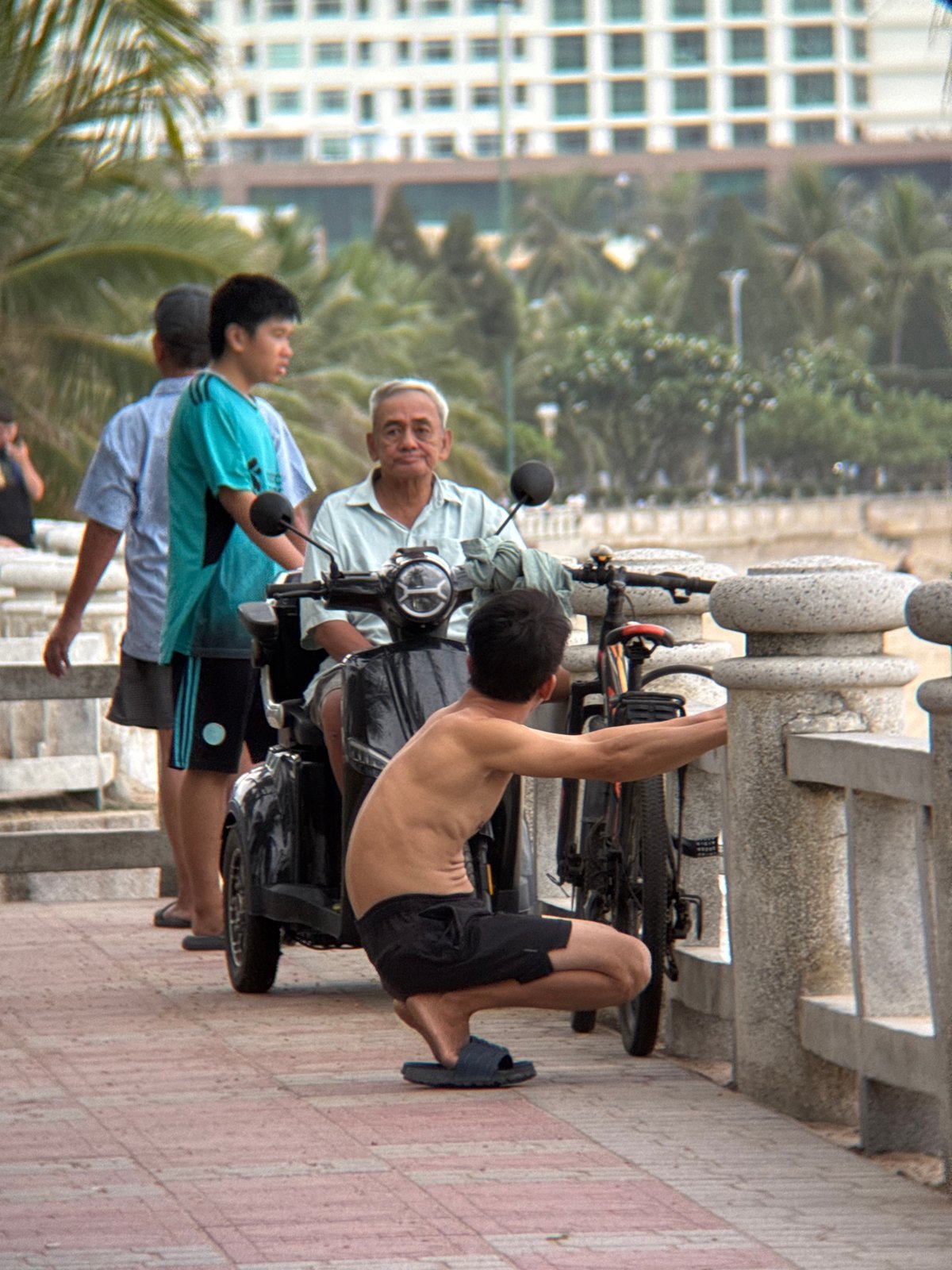 Casual morning life along Nha Trang's beachfront promenade
