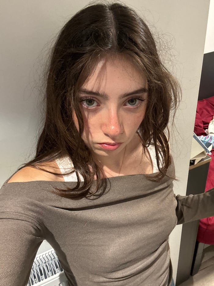 Woman takes series of mirror selfies in Hull residence